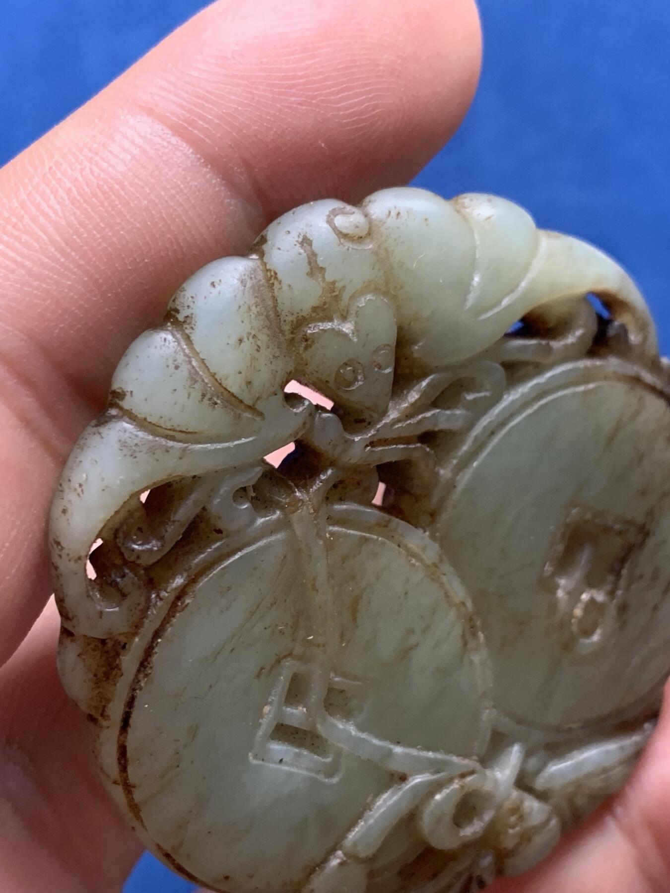 《竞宝斋》第408场 周日，周一，2场连拍 （全场包邮） 手把件 “福在眼前”手雕镂空玉佩、岫玉牌，蝙蝠/铜钱造型。49.2mm、27.8克 年代 工艺自辨