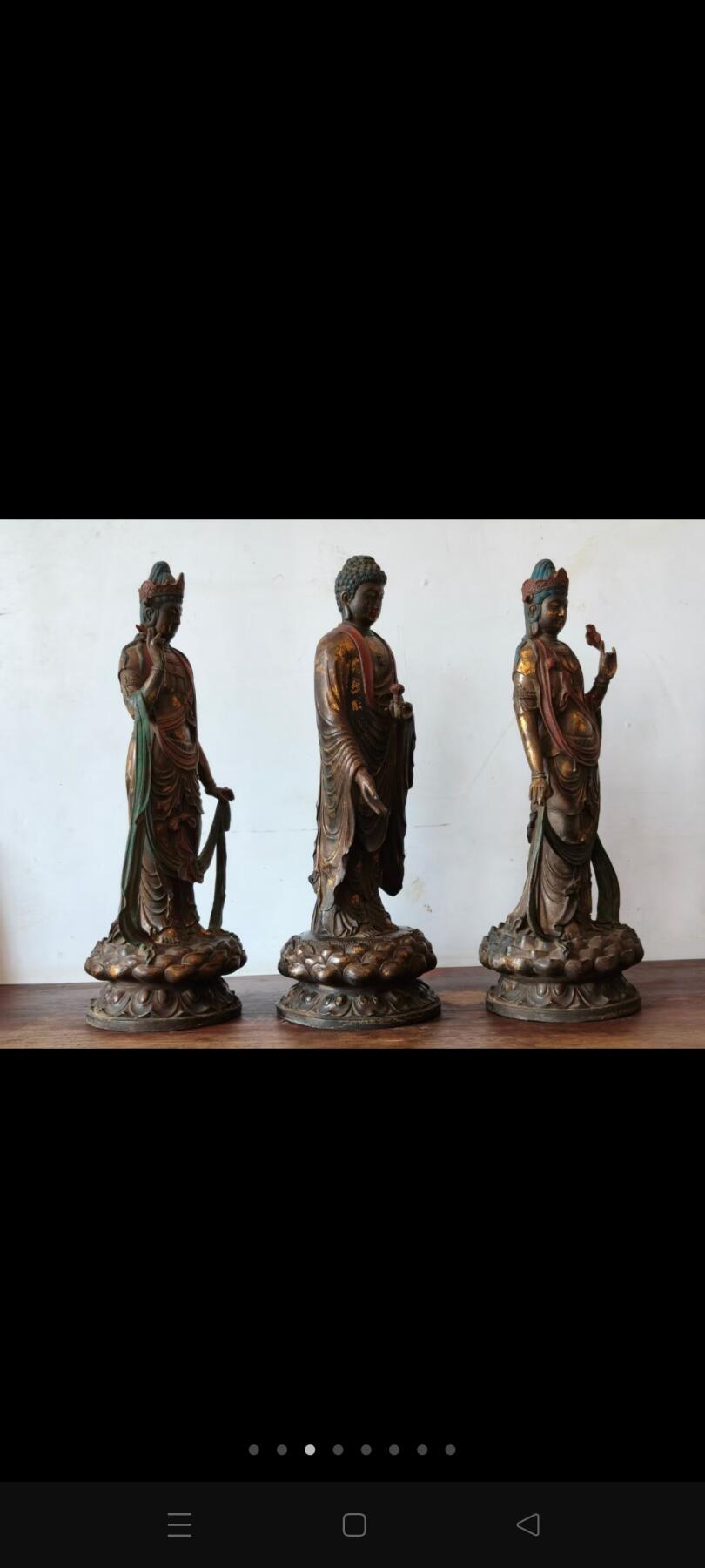 清代，铜鎏金三圣佛，三尊古朴佛像，开脸慈祥，身姿优雅，衣袂飘拂，金身虽历经岁月，仍散发着宁静祥和的气息，仿佛在传递着佛法的慈悲与智慧。遇有缘人。高46cm 宽16cm
