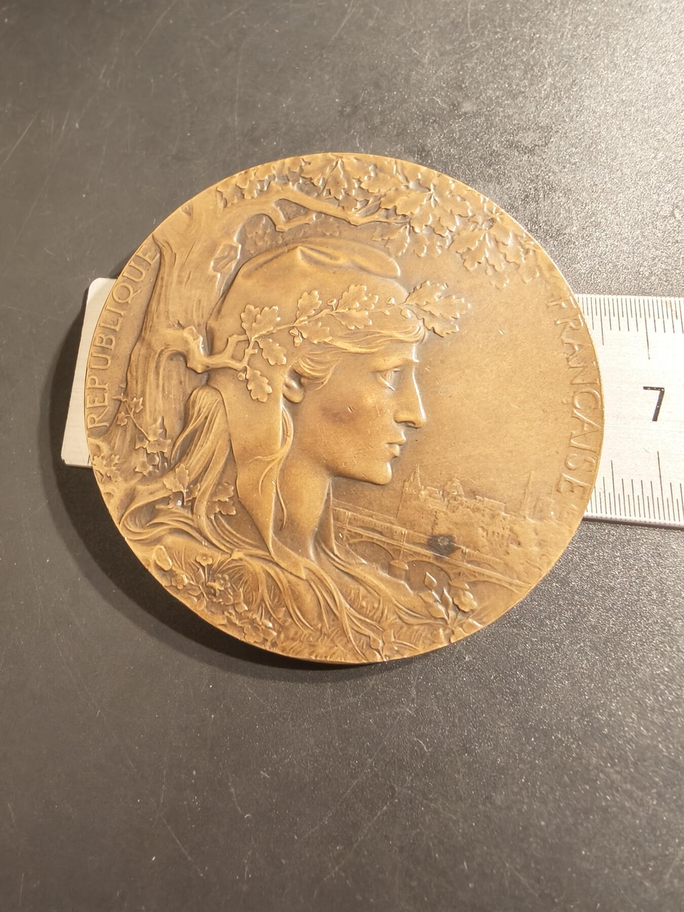 老王徽章第140期 法国1900世博会大铜章    大师夏普兰作品    直径64mm   重量102.1g