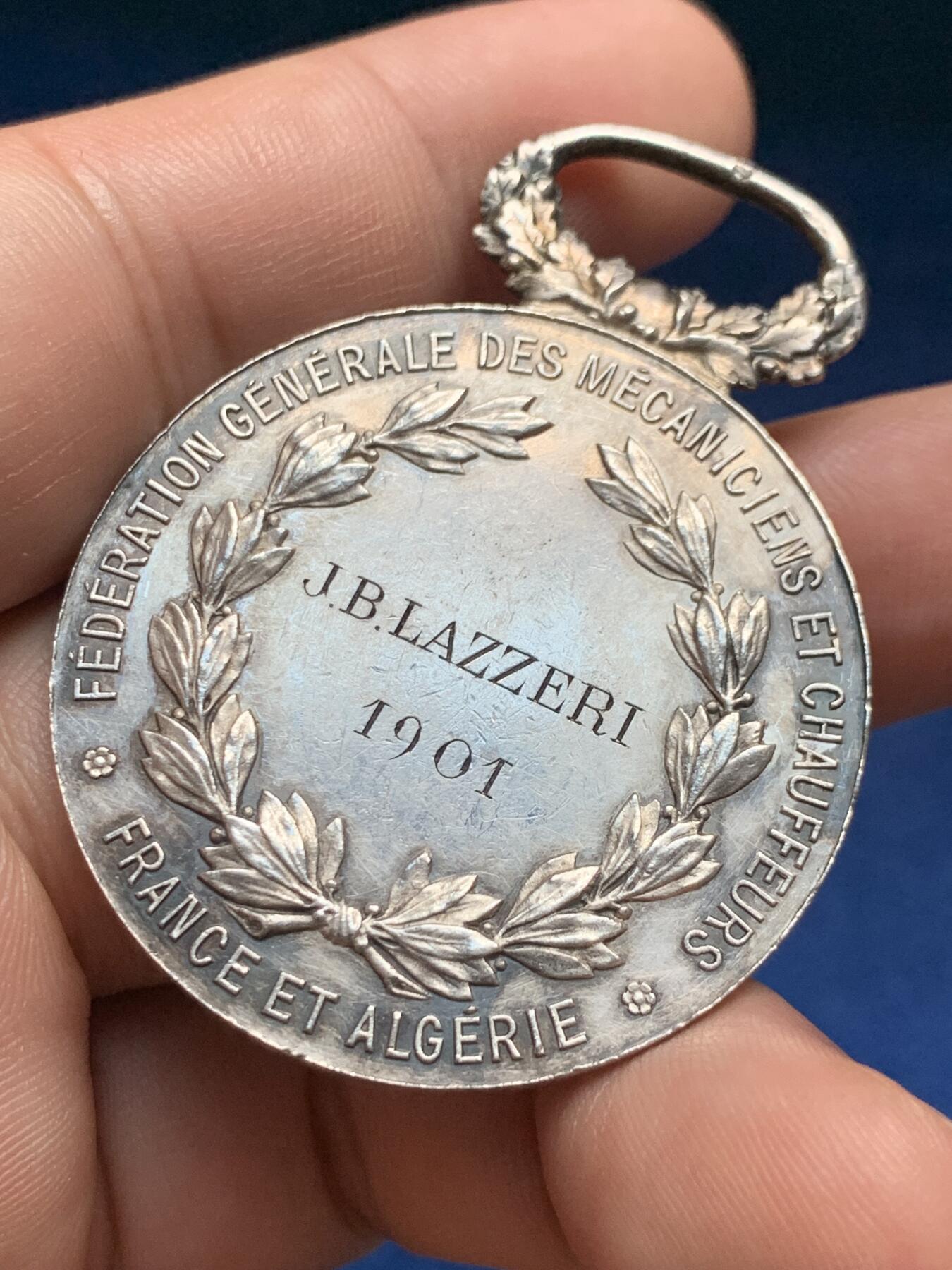 《竞宝斋》第408场 周日，周一，2场连拍 （全场包邮） 1901年法属阿尔及利亚机械师和驾驶员总联合会银章 带环重约24.4克 40.4*53.5mm