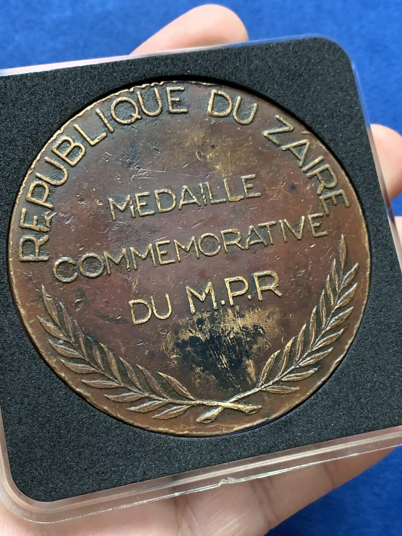 《竞宝斋》第408场 周日，周一，2场连拍 （全场包邮） 扎伊尔1977年国家独立10周年大铜章 蒙博托头像  品种少见 大多销毁 131.2克 72.5mm