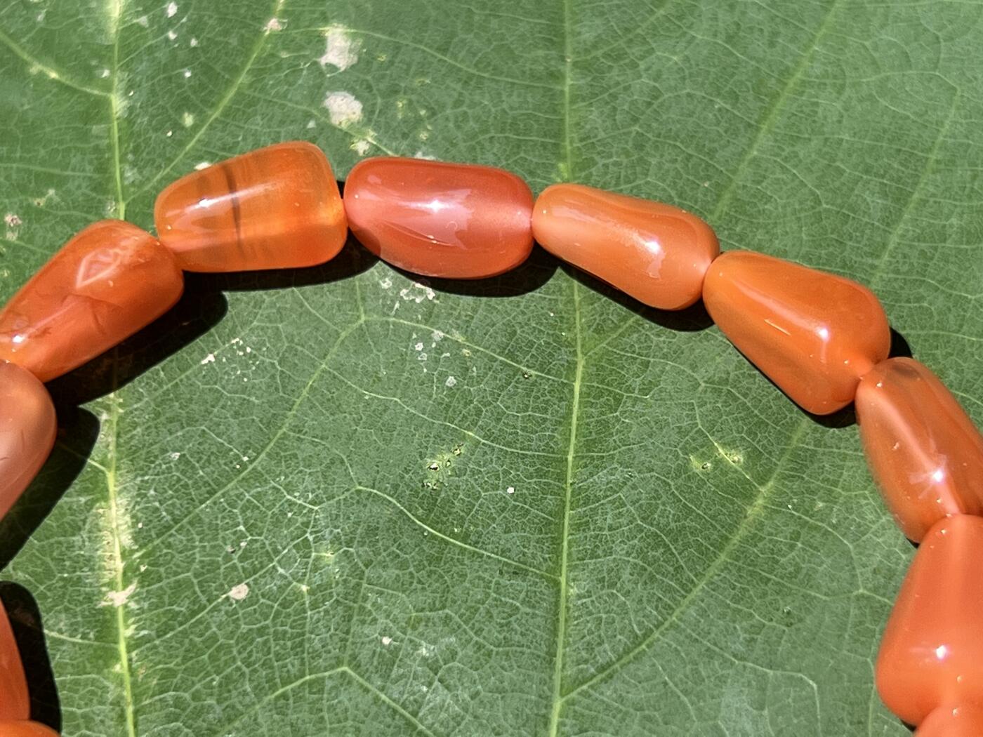 零元拍：清清爽爽粉粉嫩嫩的南红冰飘随型手串。约20-30克。清凉夏日，小手腕怎么少得了一条美美的手串呢？颜色以实物为准。出价前必须认真读完本简介说明，请谨慎出手。360度无死角拍照，绝不掩盖瑕疵。传图我会传原图让大家尽可能看清拍品，有任何疑问可以微信或者站内提问。