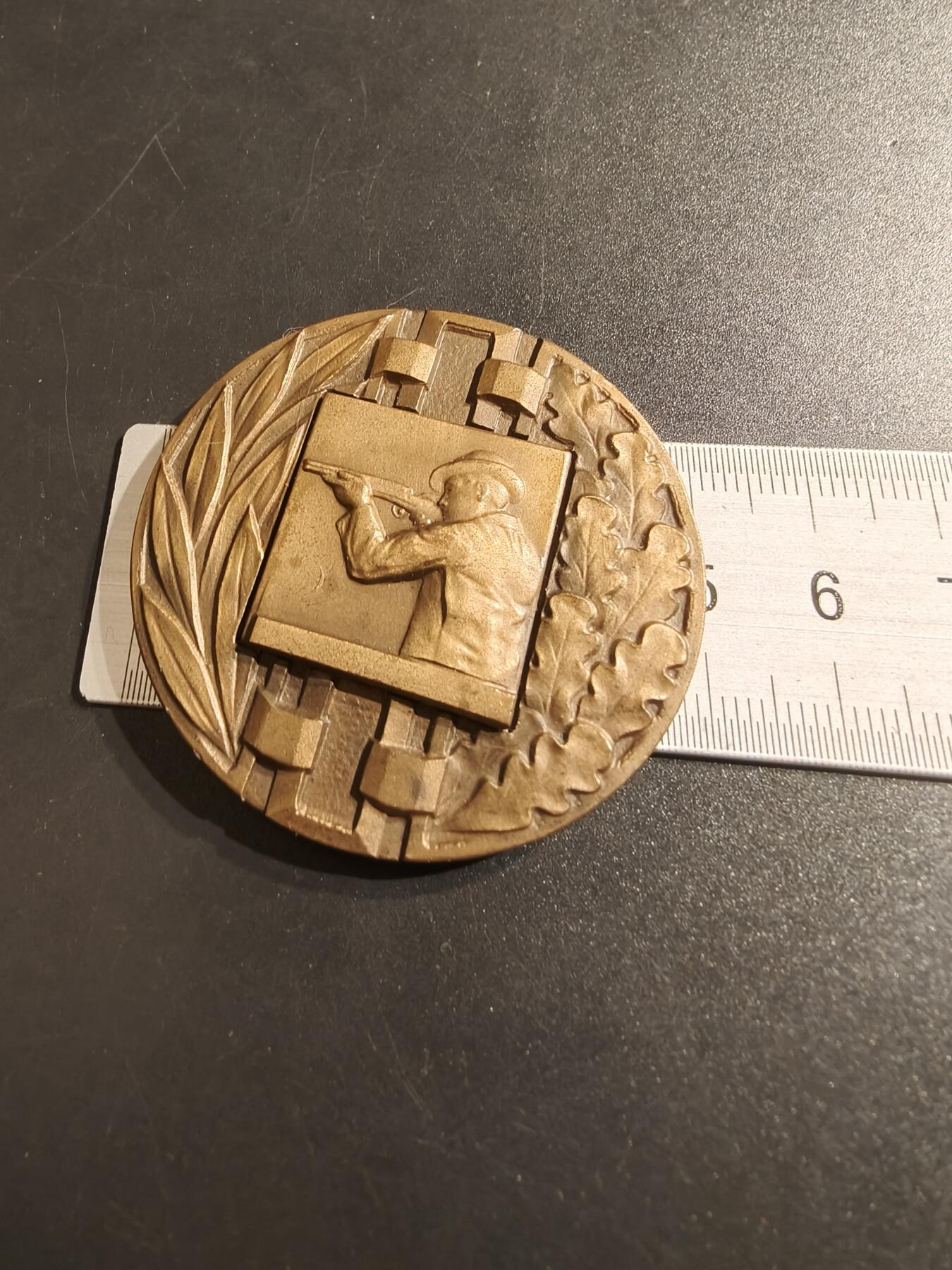 老王徽章第140期 法国射击联合会大铜章    直径50mm   重量64g