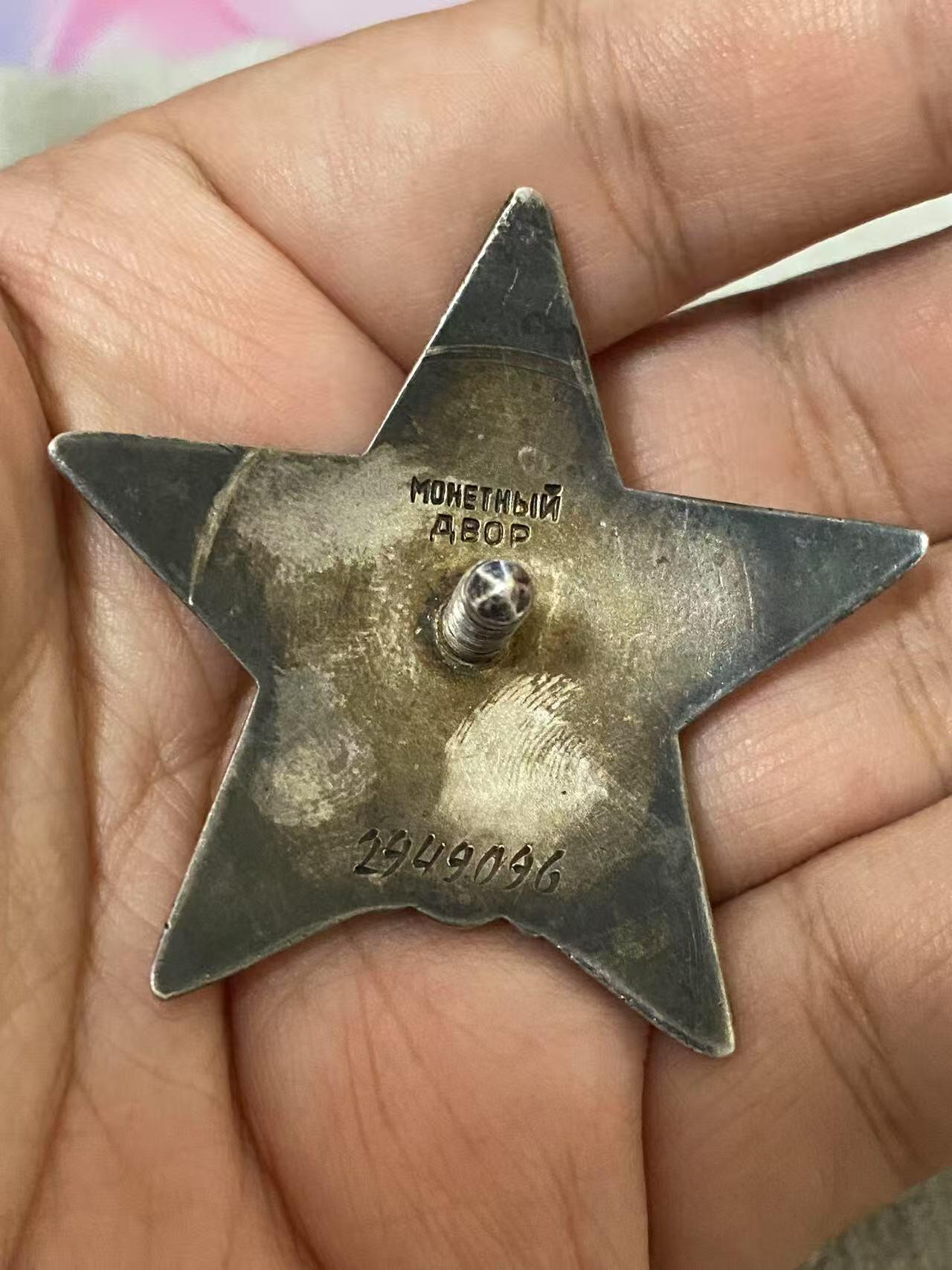苏联勋章拍卖 8月6日结束 本次有抗美援朝苏联飞行员红旗 击落佩刀F86战机的红旗参拍 机不可失失不再来 找不到的加我qq或者微信都是184277308备注苏章拍卖。最好加微信群每次都会通知还有提前可以一口价的 最近会持续拍卖一些东西。 苏联红星勋章 2949096 海军航空团修理员 服役获得 顶角顶部有小修补 Громов Владимир Григорьевич  中尉 曾参加过对日  他的一个战功是对日战功 感兴趣的可以查一下相关资料
