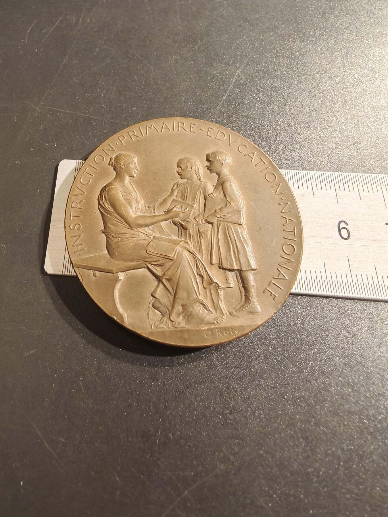 老王徽章第140期 法国公共教育部大铜章  1899-1900    原盒    直径56mm   重量66.5g     大师罗蒂作品
