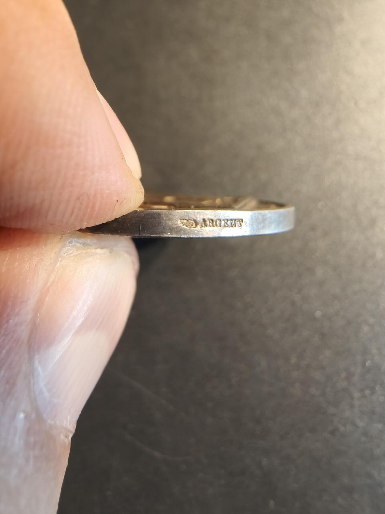 老王徽章第140期 法国婚章    950银   花体背铭   直径34mm   重量18.2g