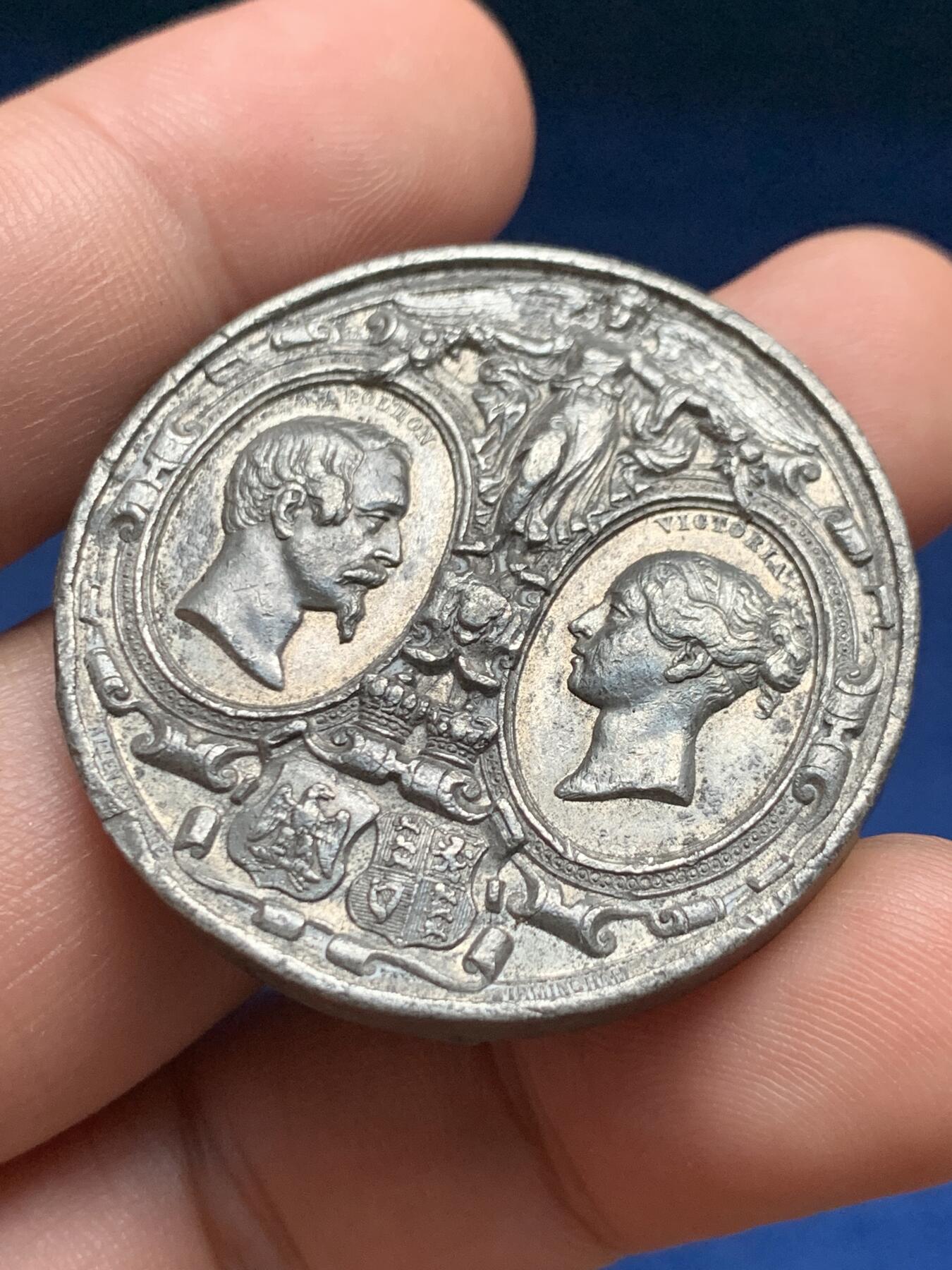 《竞宝斋》第408场 周日，周一，2场连拍 （全场包邮） 1855年维多利亚女王访问法国纪念锡章 重约15.6克 38.7mm