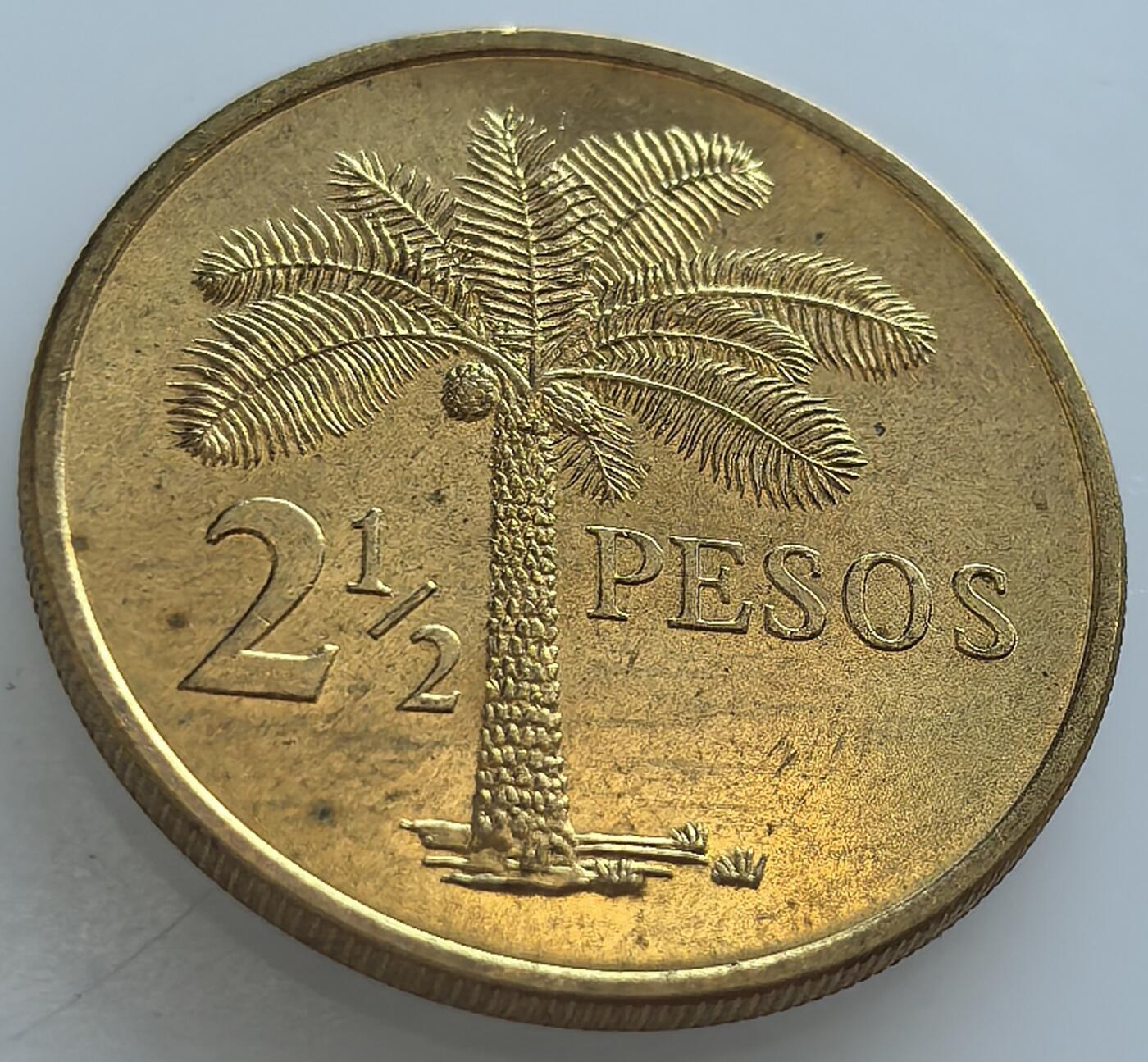 外国优质老铜币纪念币银币，周五晚上九点倒数截拍，满百包邮，可寄存半年，喜欢朋友微信扫描二维码可直接参拍 几内亚比绍1977年棕榈树2.5比索