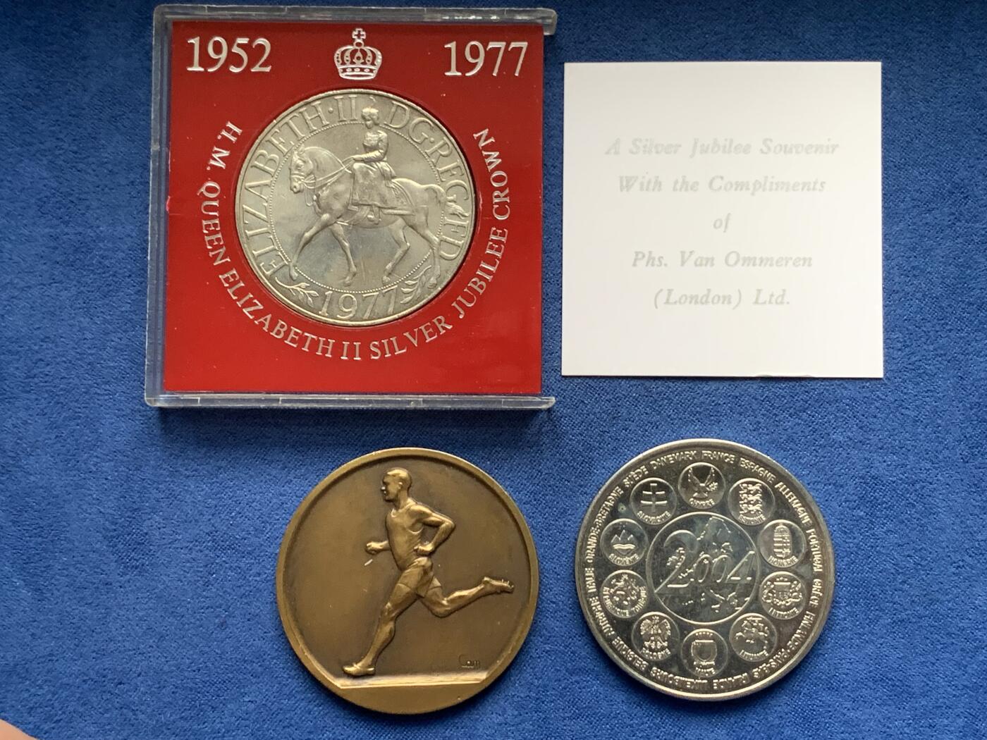 《竞宝斋》第408场 周日，周一，2场连拍 （全场包邮） 三枚一组 外国纪念章 纪念币 总重约88.6克 38.3-40.8mm