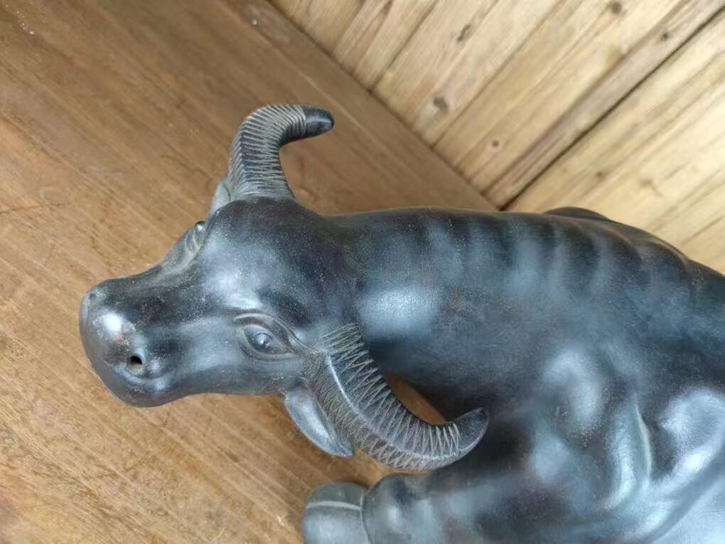 紫砂牛，  俗语：“牛卧富贵驮宝来”，牛具有招财进宝之意，所以寓意招财旺财，能够很好的聚拢财气，富贵吉祥。