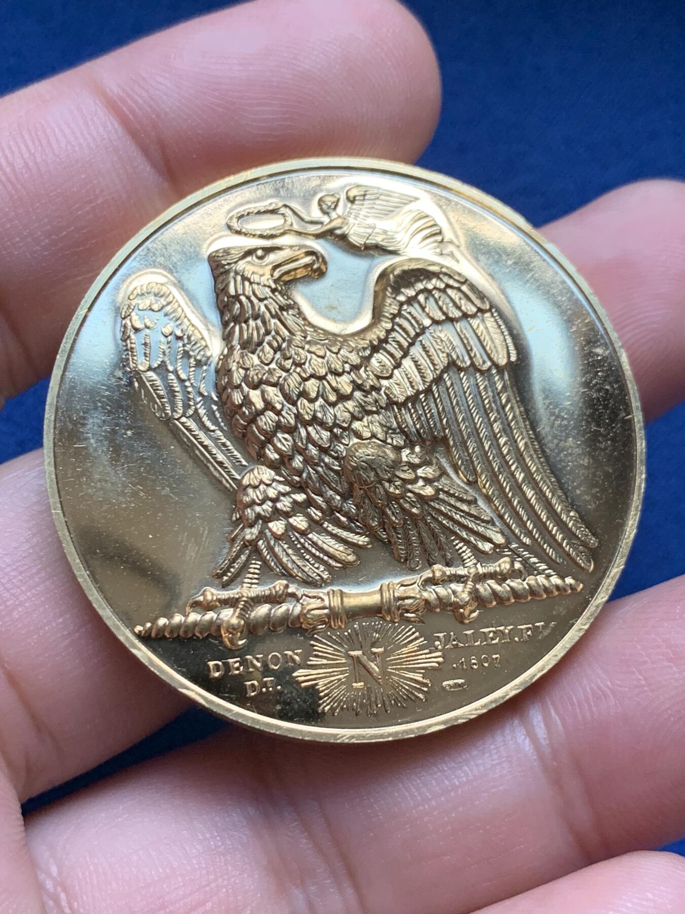 《竞宝斋》第408场 周日，周一，2场连拍 （全场包邮） 法国拿破仑系列镀金大铜章   直径41mm  重量46.8g  主题：瓦格拉姆战役大捷