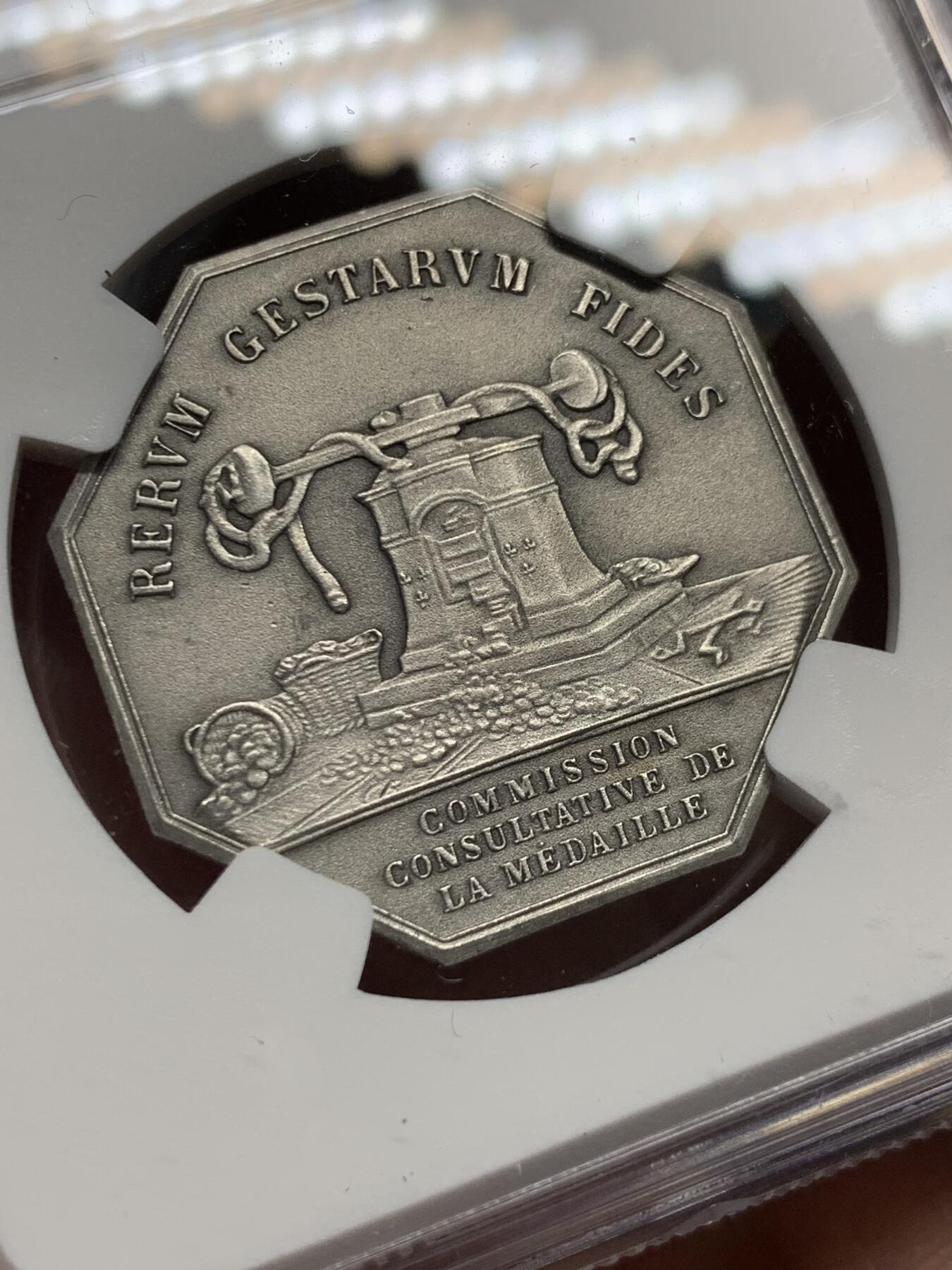 《竞宝斋》第408场 周日，周一，2场连拍 （全场包邮） NGC MS64 法国八角镀银铜质代币，高分，正面一名预言家，铭文“谁能猜到幸福快乐