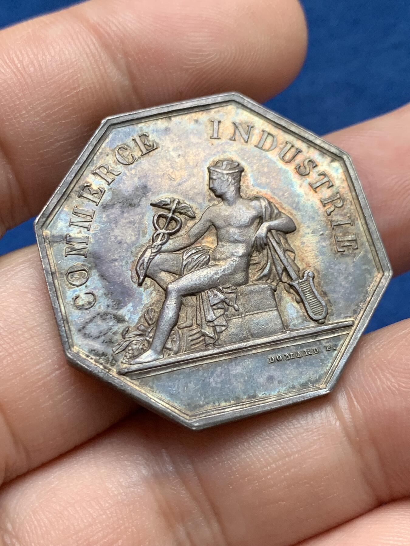 《竞宝斋》第408场 周日，周一，2场连拍 （全场包邮） 法国1880-1898波尔多商会八角银质代币 19.5克 33.5mm 丰饶角边铭 正面是手持双蛇权杖的商业之神墨丘利 背面狮头船