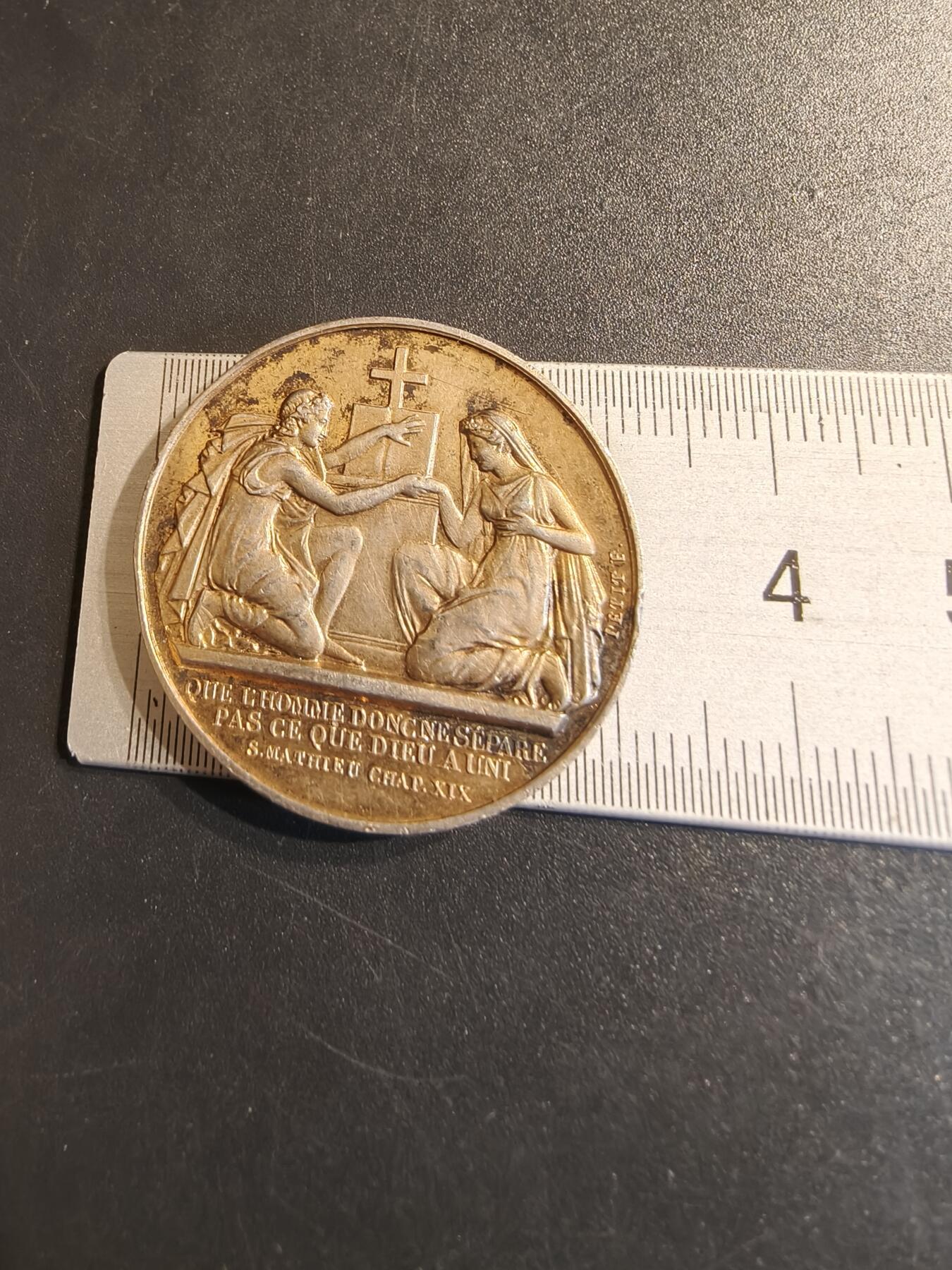 老王徽章第140期 法国婚章    950银镀金     直径31mm   重量14.2g