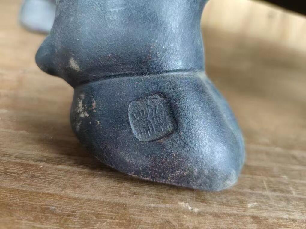 紫砂牛，  俗语：“牛卧富贵驮宝来”，牛具有招财进宝之意，所以寓意招财旺财，能够很好的聚拢财气，富贵吉祥。