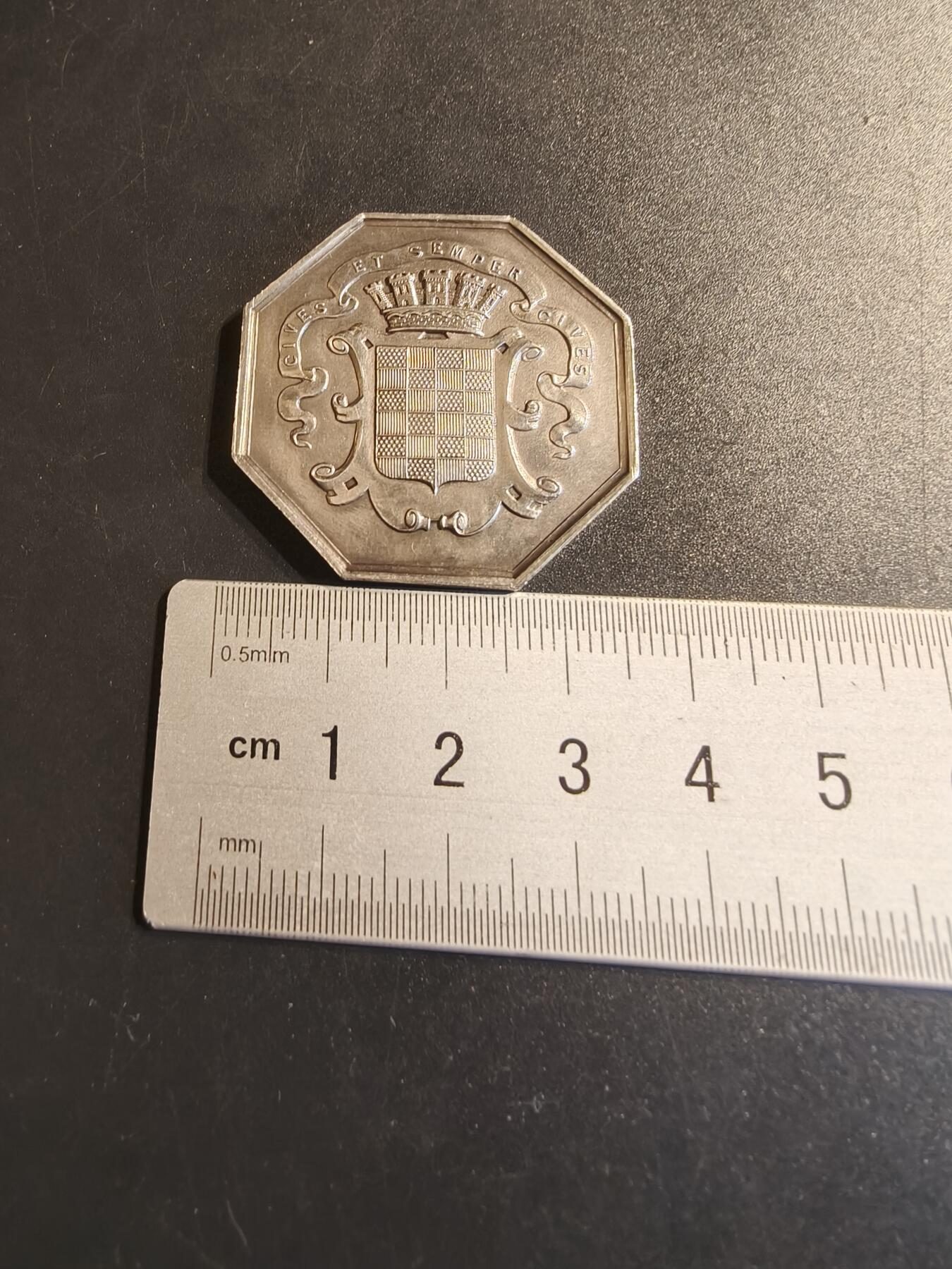 老王徽章第140期 法国1869阿诺奈商会八角代用银章    原盒  950银   直径38mm   重量20g