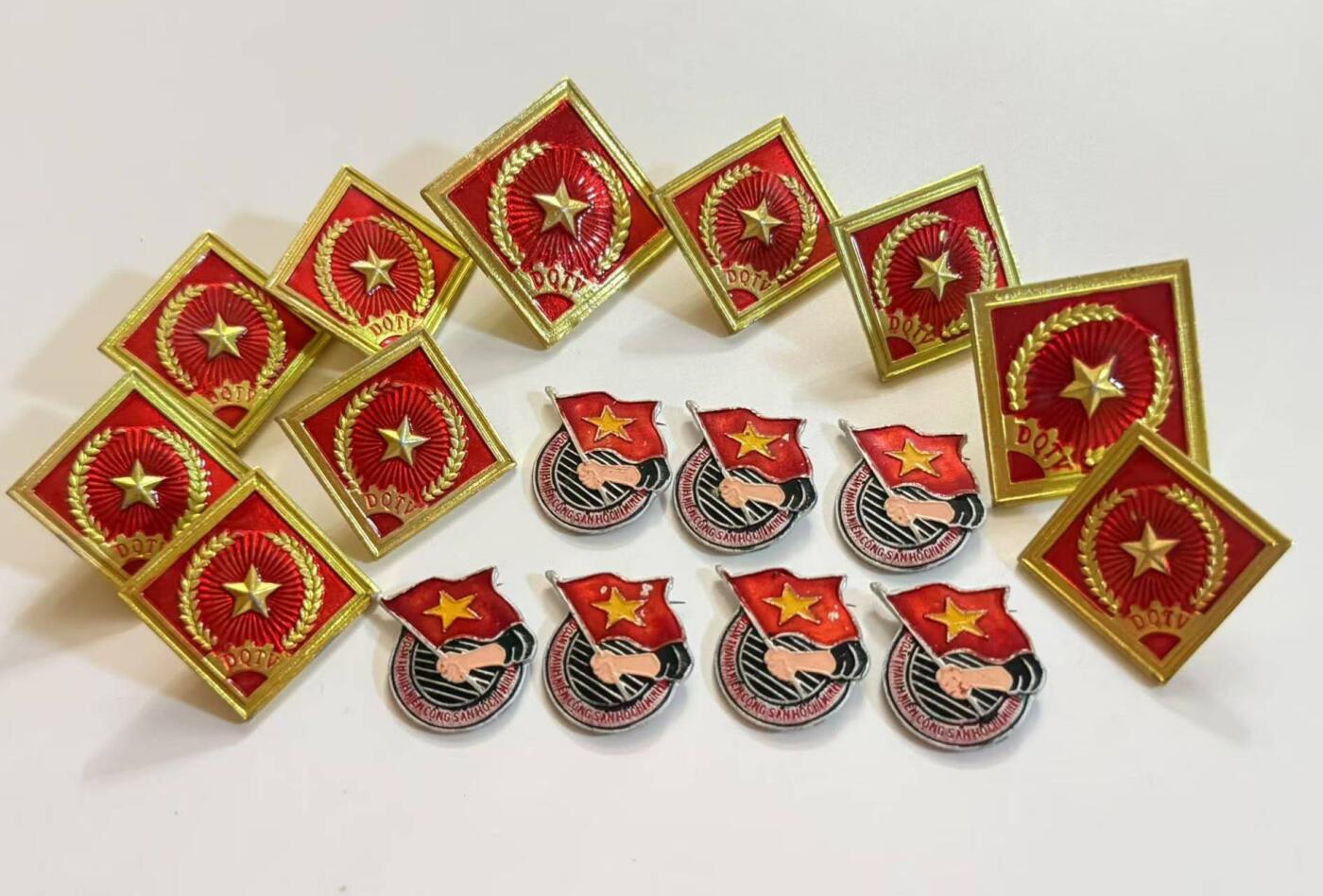 RimeNova韵星2025军品类夏季拍卖会-- RimeNova 2025 Summer Militaria Sale 越南社会主义共和国民兵证章帽徽两用章十枚+优秀共青团员证章7枚