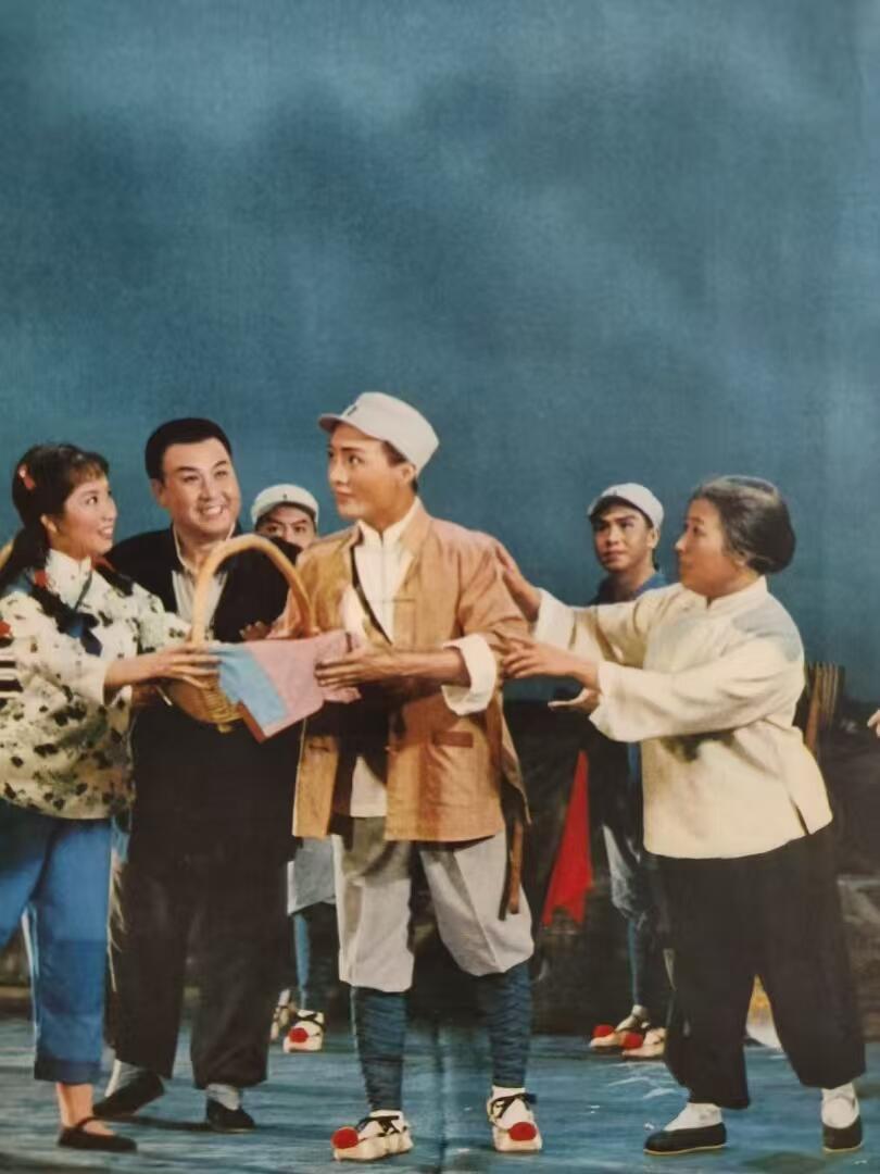 文革时期宣传画：尺寸77.5/54厘米，革命现代京剧，平原作战，鱼水情深，军爱民，民拥军。乡亲们热情地慰问子弟兵。1974年9月，天津人民美术出版社出版一版一印，品相一流，保老保真