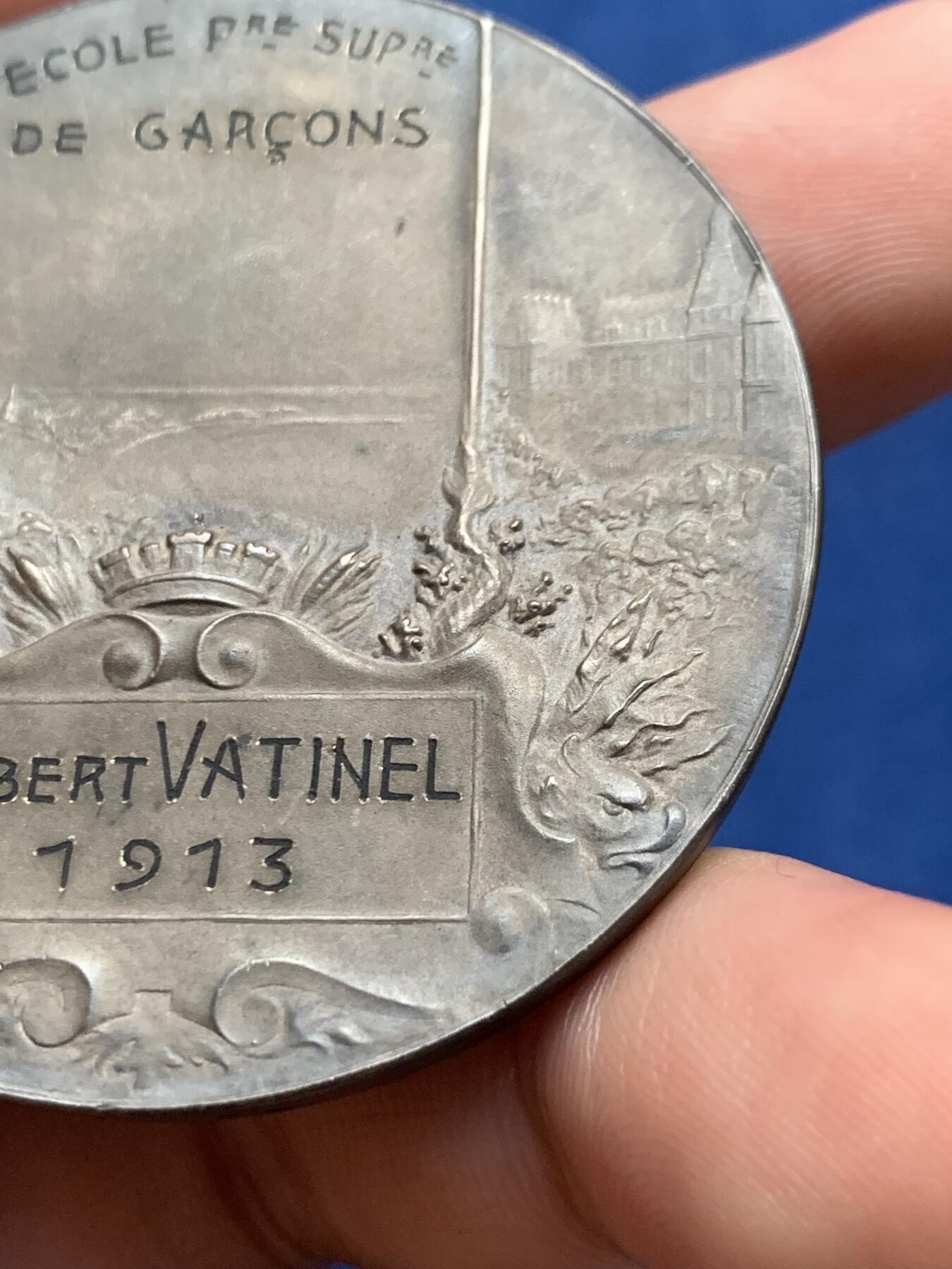 《竞宝斋》第408场 周日，周一，2场连拍 （全场包邮） 1913年法国勒阿弗尔海军协会银章 56.6克 50mm 带原盒（有损） 菱形野猪头银标