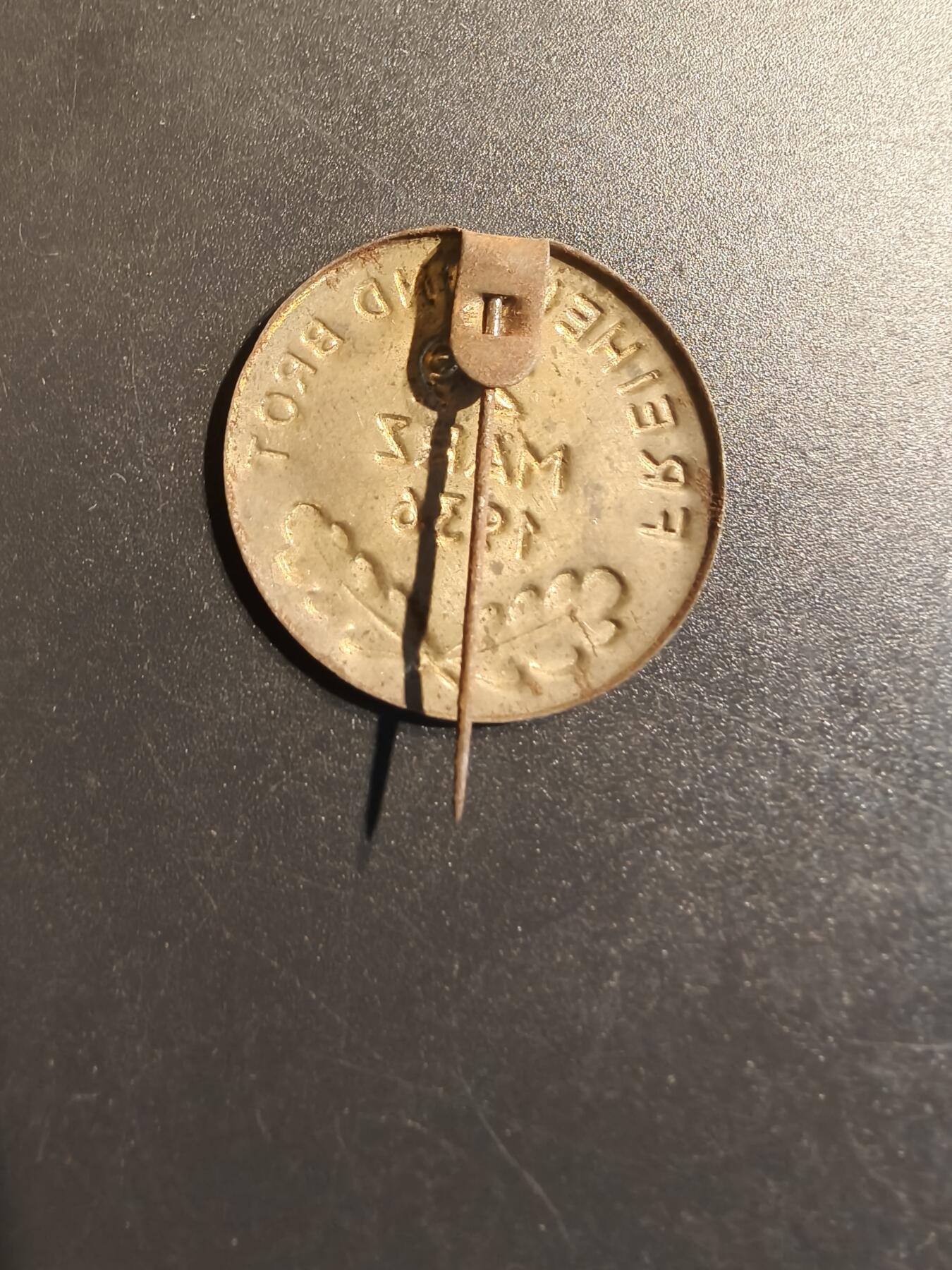 老王徽章第140期 德三1936小胡子“面包”与“自由”口号证章