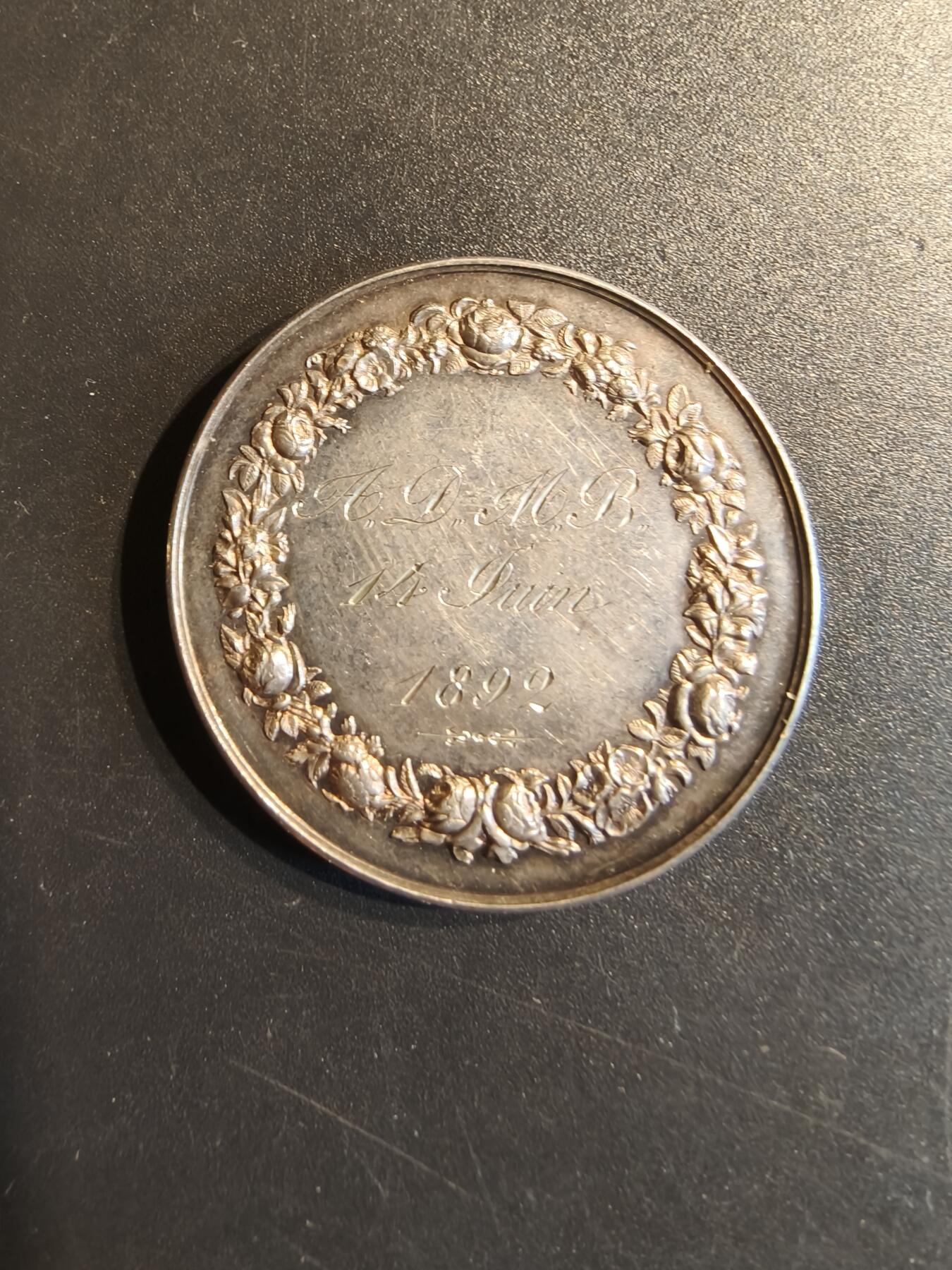 老王徽章第140期 法国婚章    950银   花体背铭   直径34mm   重量18.2g