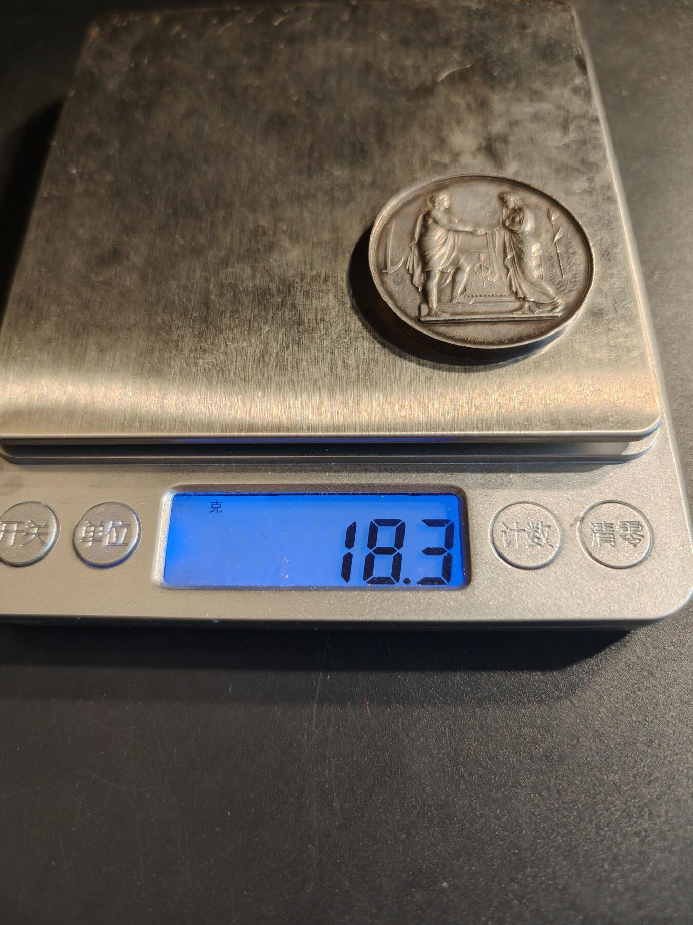 老王徽章第140期 法国婚章   950银早期手指标    直径35mm   重量18.3g   带背铭