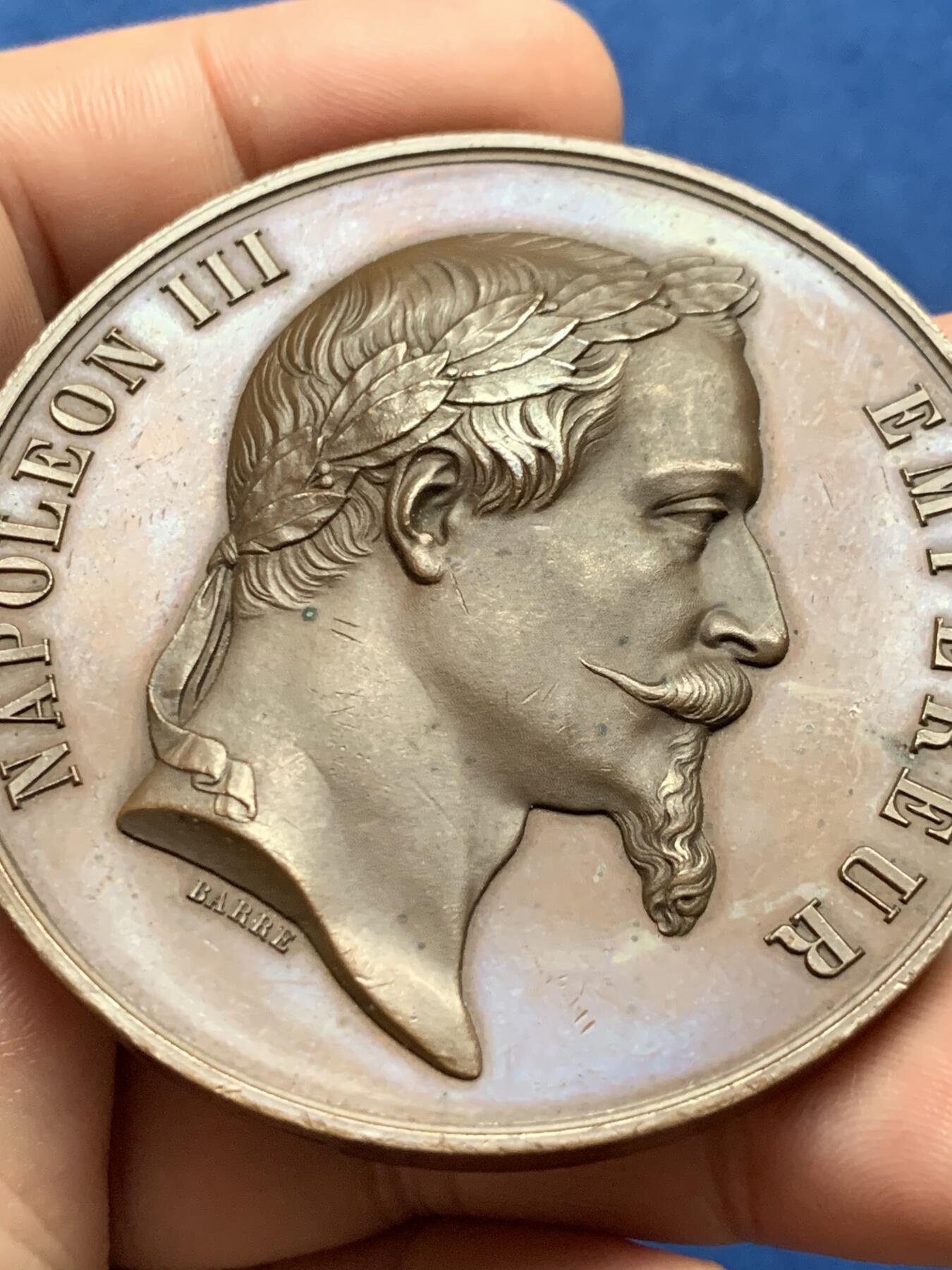 《竞宝斋》第408场 周日，周一，2场连拍 （全场包邮） 1862年拿破仑三世初等教育大铜章 带盒 蜜蜂铜标 116.1克 59.5mm