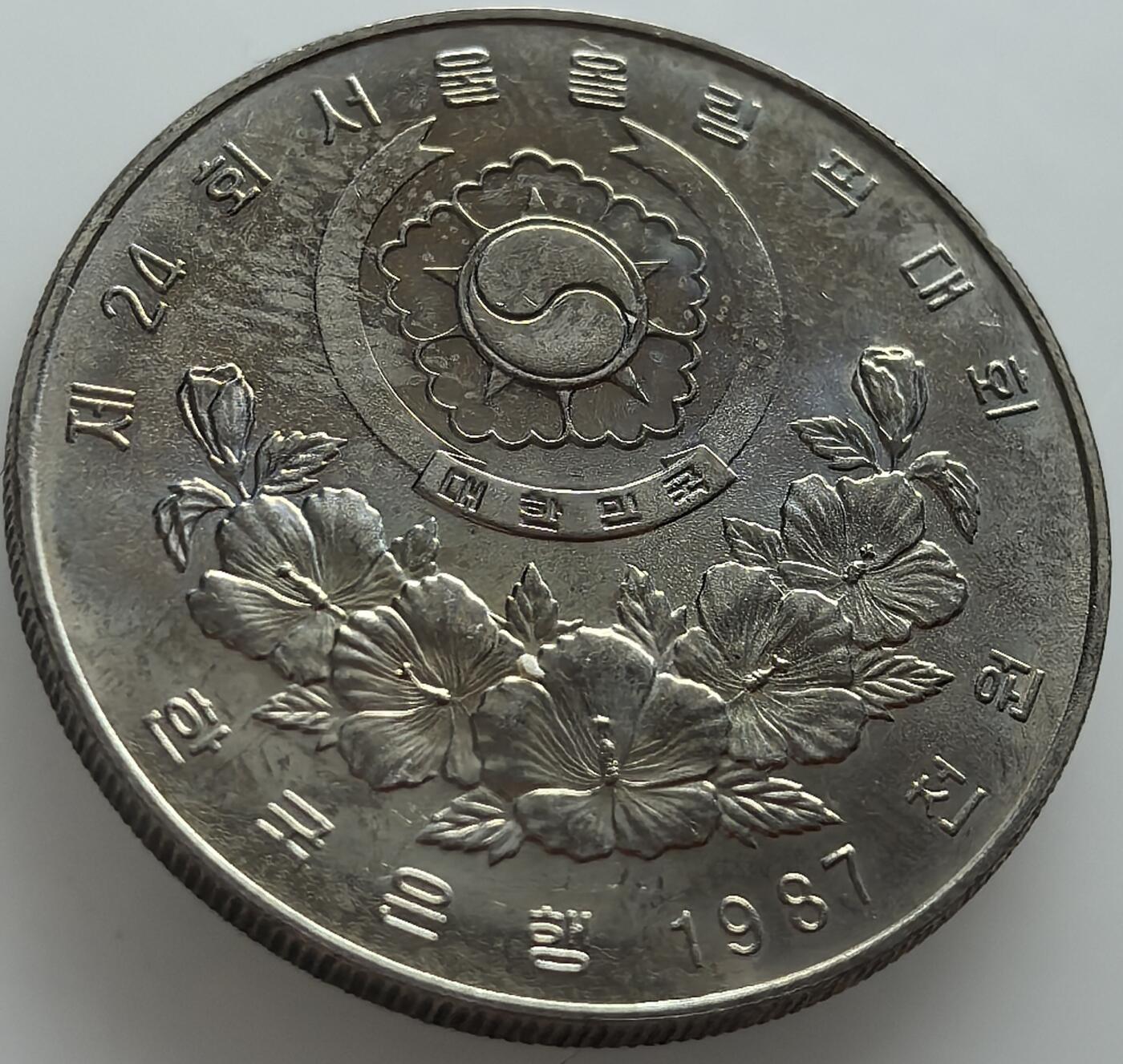 外国优质老铜币纪念币银币，周五晚上九点倒数截拍，满百包邮，可寄存半年，喜欢朋友微信扫描二维码可直接参拍