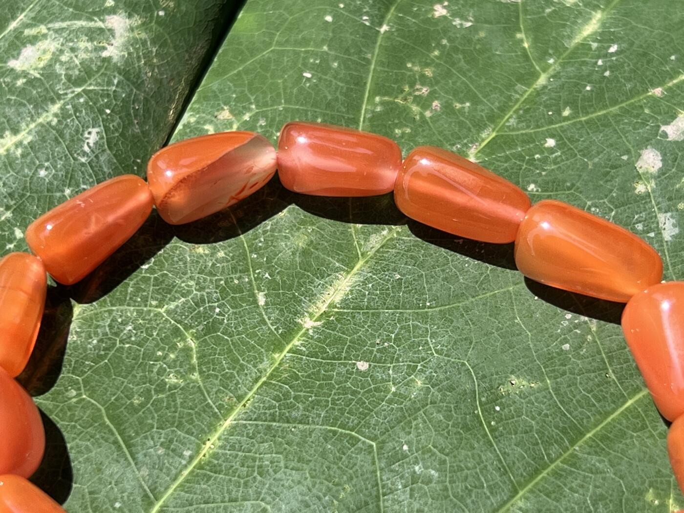 零元拍：清清爽爽粉粉嫩嫩的南红冰飘随型手串。约20-30克。清凉夏日，小手腕怎么少得了一条美美的手串呢？颜色以实物为准。出价前必须认真读完本简介说明，请谨慎出手。360度无死角拍照，绝不掩盖瑕疵。传图我会传原图让大家尽可能看清拍品，有任何疑问可以微信或者站内提问。