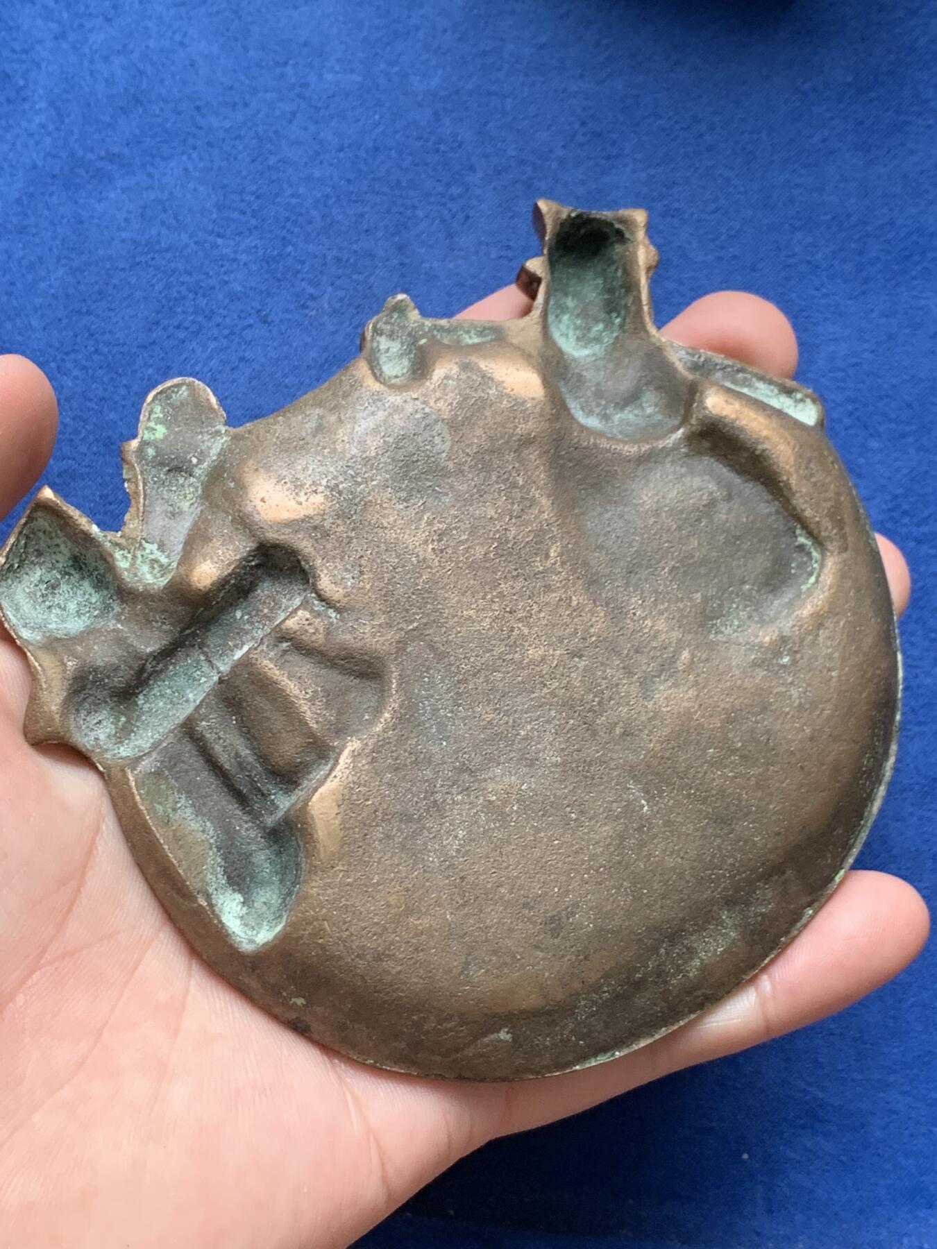 《竞宝斋》第408场 周日，周一，2场连拍 （全场包邮） 法国格纳夫隆和吉尼奥尔本木偶铜质烟灰缸 重约201.7克 直径约为90*100mm