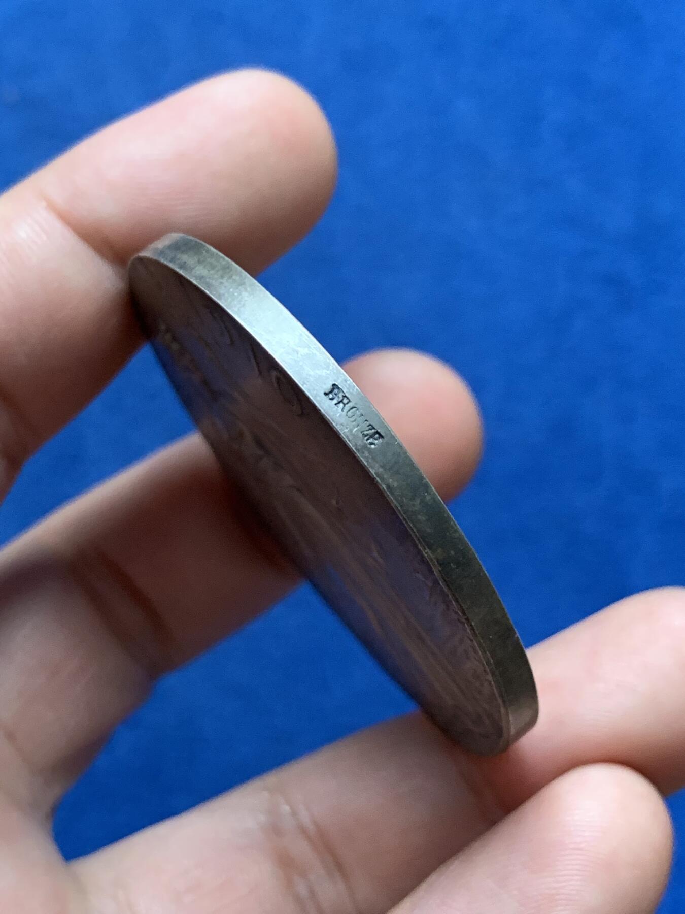 《竞宝斋》第408场 周日，周一，2场连拍 （全场包邮） 1910年法国荣誉纪念镀银铜章 带原盒 字迹对应 52.9克 铜标边铭 49.5mm