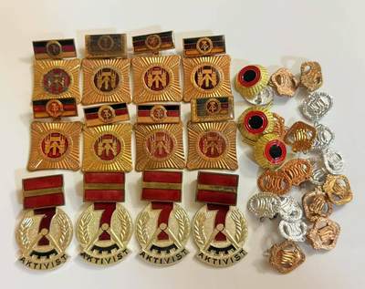 RimeNova韵星2025军品类夏季拍卖会-- RimeNova 2025 Summer Militaria Sale - 民主德国集体劳动荣誉奖章八枚社会主义+建设功勋活动家4枚+两德合并过渡时期帽徽+银铜体能章mini若干