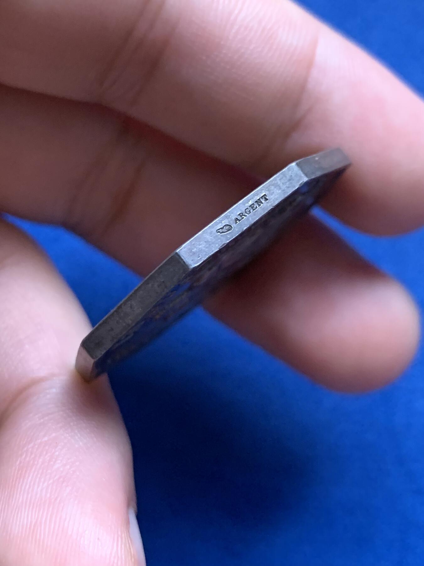 《竞宝斋》第408场 周日，周一，2场连拍 （全场包邮） 法国1880-1898波尔多商会八角银质代币 19.5克 33.5mm 丰饶角边铭 正面是手持双蛇权杖的商业之神墨丘利 背面狮头船