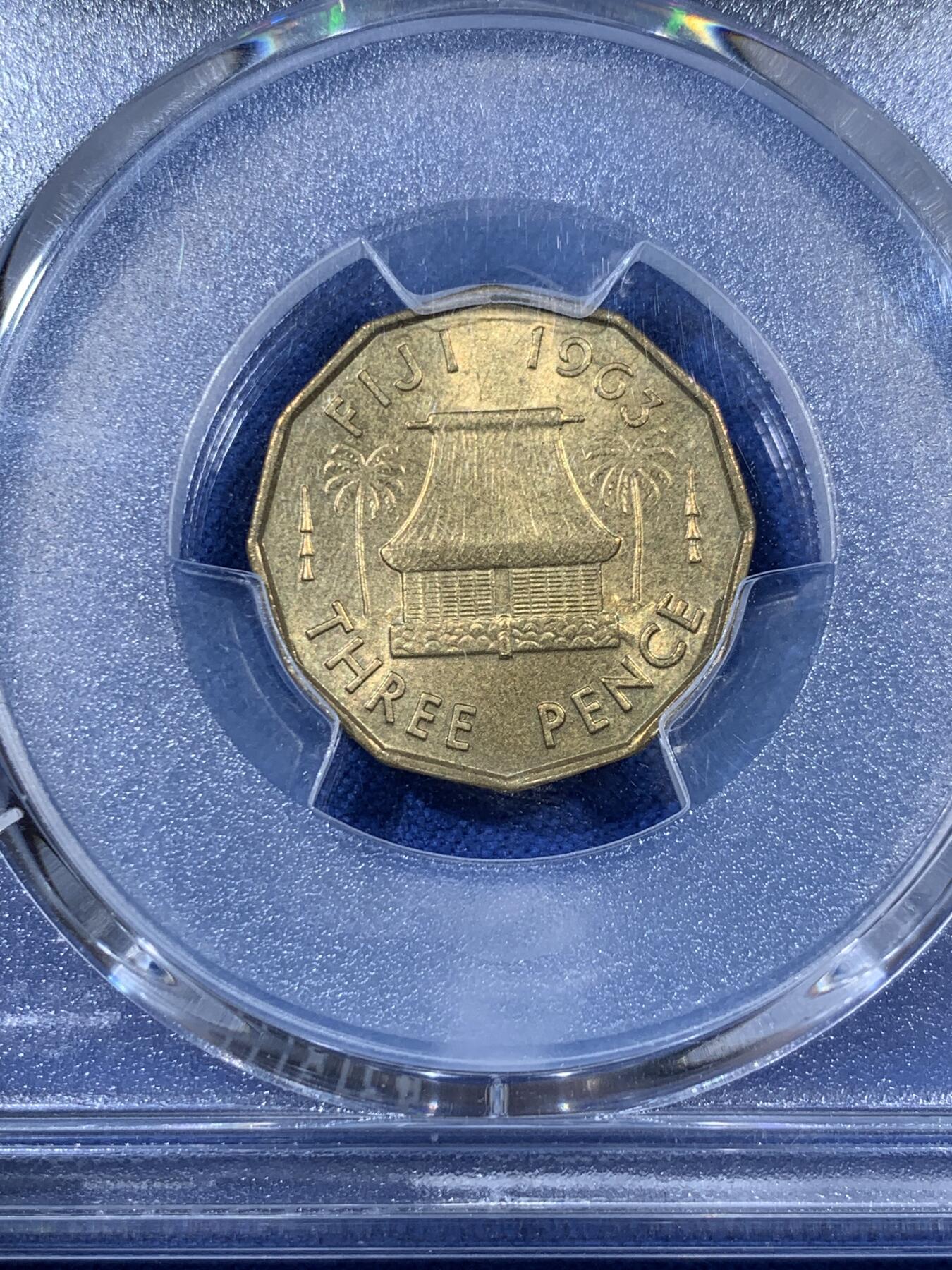 《竞宝斋》第408场 周日，周一，2场连拍 （全场包邮） PCGS MS64 斐济1963年3便士 经典茅草屋图案 发行量仅24万 超级少见的一枚 黄铜币保存不易 64分可藏
