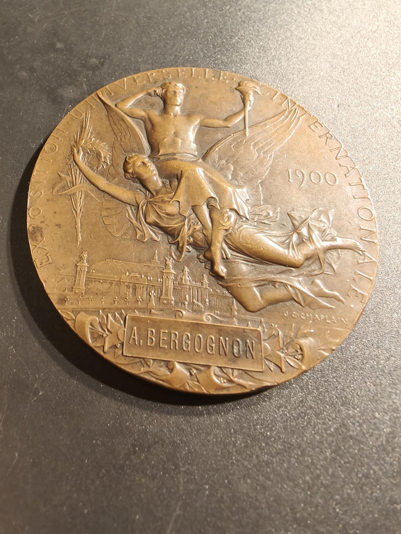 老王徽章第140期 法国1900世博会大铜章    大师夏普兰作品    直径64mm   重量102.1g