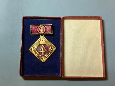 盛世勋华——号角文化勋章邮票专场拍卖第274期 - 东德社会主义劳动模范荣誉证章 带原盒