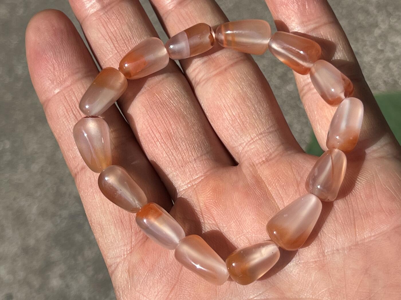 零元拍：清清爽爽粉粉嫩嫩的南红冰飘随型手串。约20-30克。清凉夏日，小手腕怎么少得了一条美美的手串呢？颜色以实物为准。出价前必须认真读完本简介说明，请谨慎出手。360度无死角拍照，绝不掩盖瑕疵。传图我会传原图让大家尽可能看清拍品，有任何疑问可以微信或者站内提问。