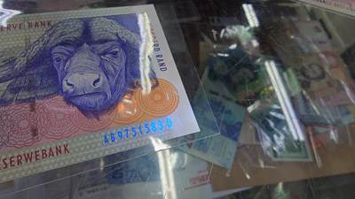 世界钱币～微拍第198期暨2025年第37期  少量老旧库存选购 1994年南非100兰特 初版 全新UNC无4尾号583 肉眼雪白紫光灯下边角局部有极轻微斑