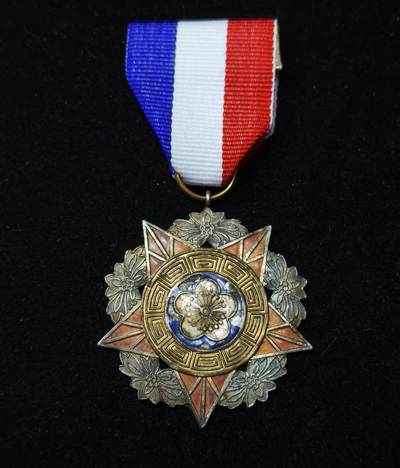 蜀地medal第10场精品专场拍卖 - 民国陆海空奖章 甲等银制热珐琅 抗战版