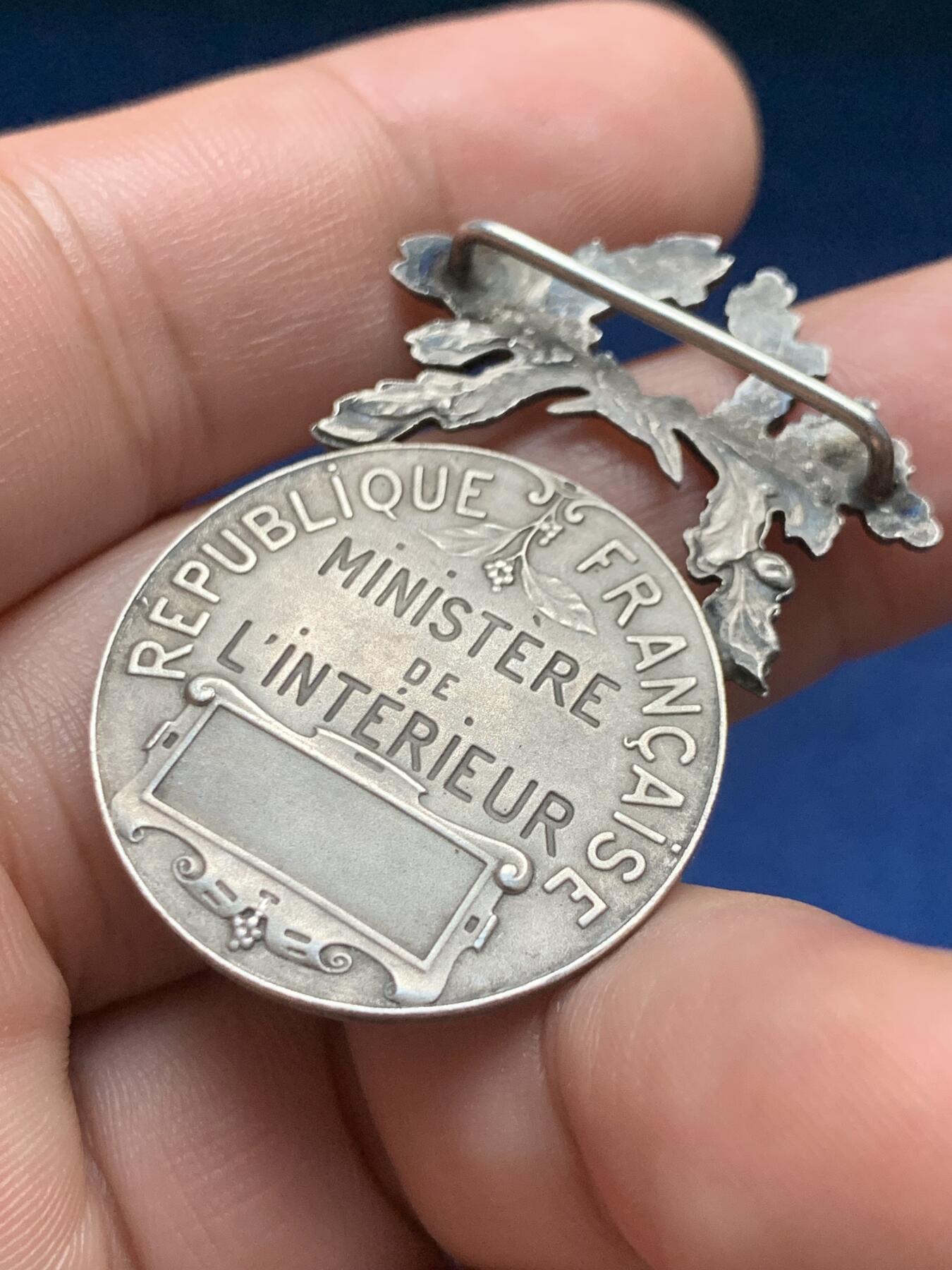 《竞宝斋》第408场 周日，周一，2场连拍 （全场包邮） 法国内务部颁发奉献银章 丰饶角1银标 重约13.5克 27.9*43.6mm