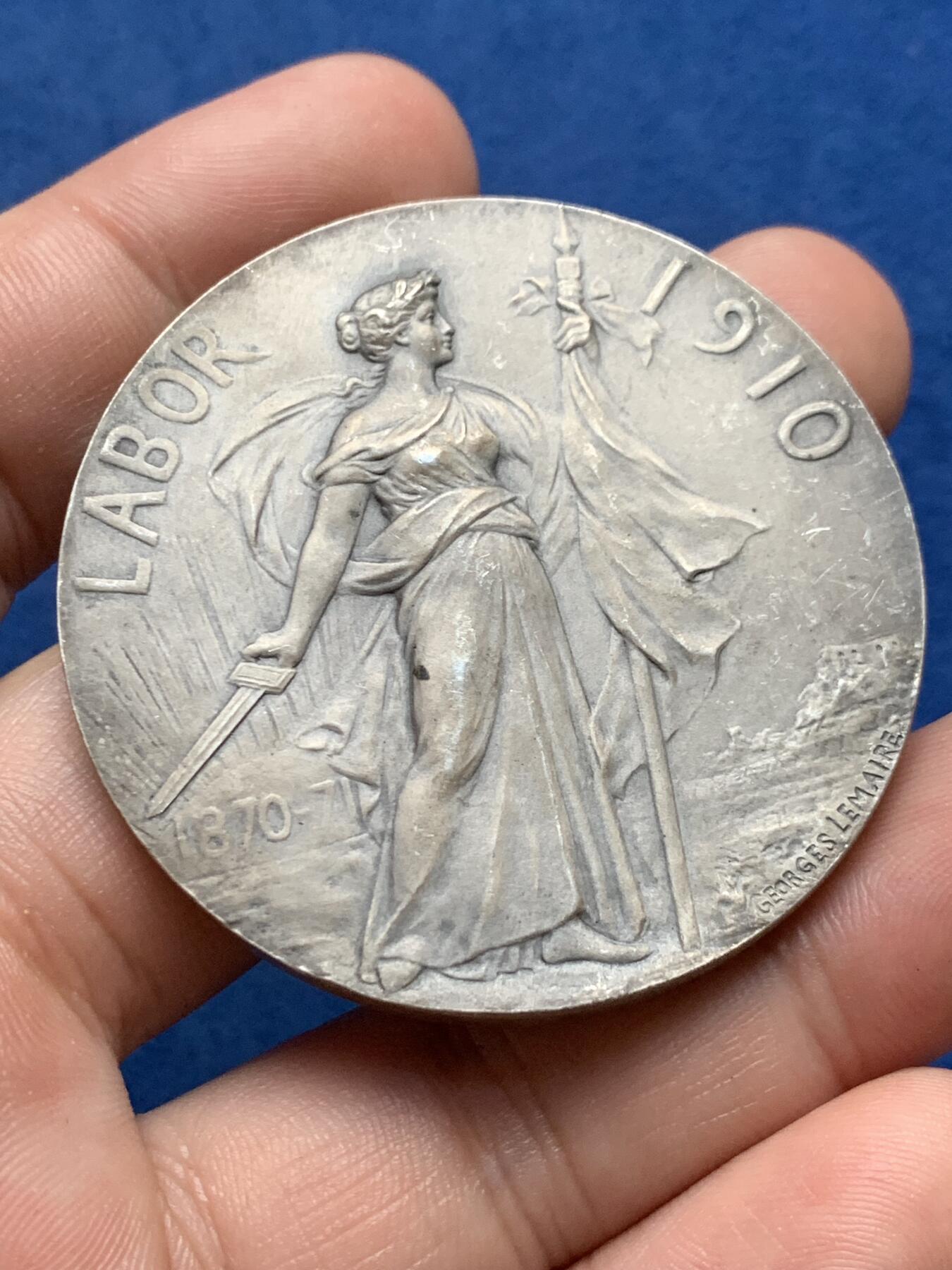 《竞宝斋》第408场 周日，周一，2场连拍 （全场包邮） 1910年法国荣誉纪念镀银铜章 带原盒 字迹对应 52.9克 铜标边铭 49.5mm