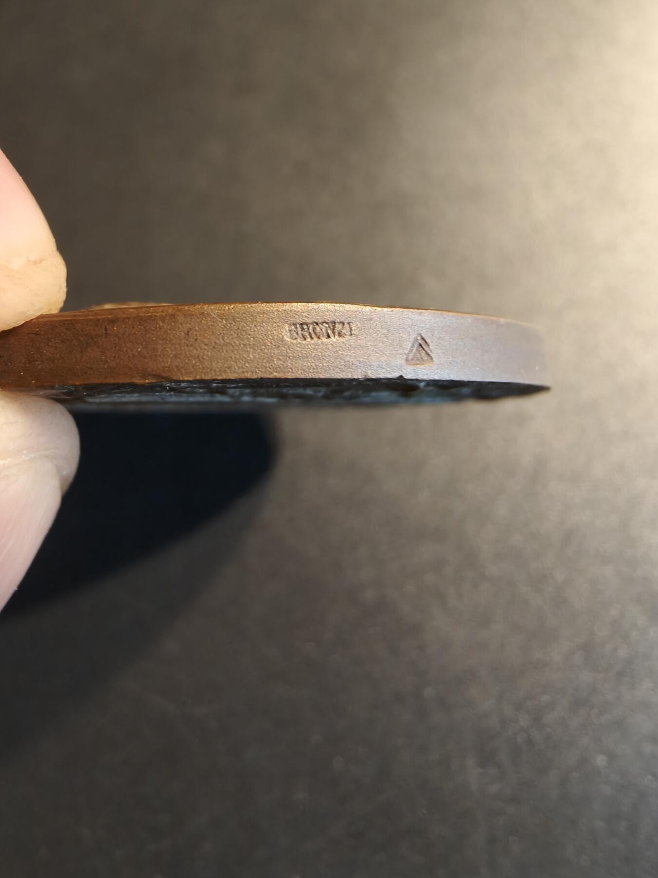 老王徽章第140期 法国养殖业大铜章    高浮雕     直径50mm   重量66g