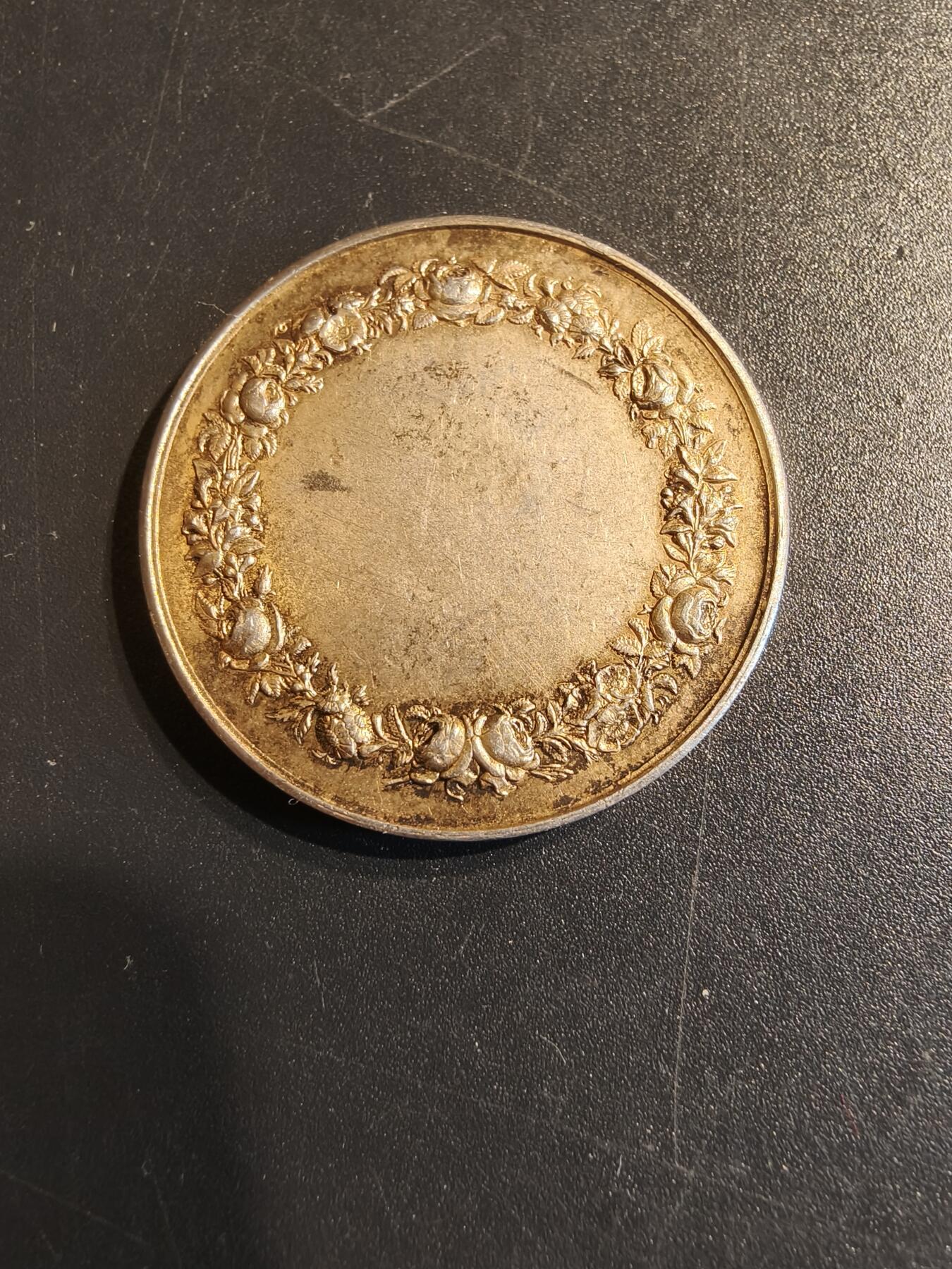 老王徽章第140期 法国婚章    950银镀金     直径31mm   重量14.2g