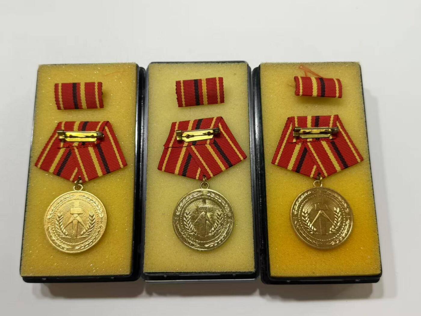 RimeNova韵星2025军品类夏季拍卖会-- RimeNova 2025 Summer Militaria Sale 民主德国金级工战队功绩奖章一组三枚带盒略