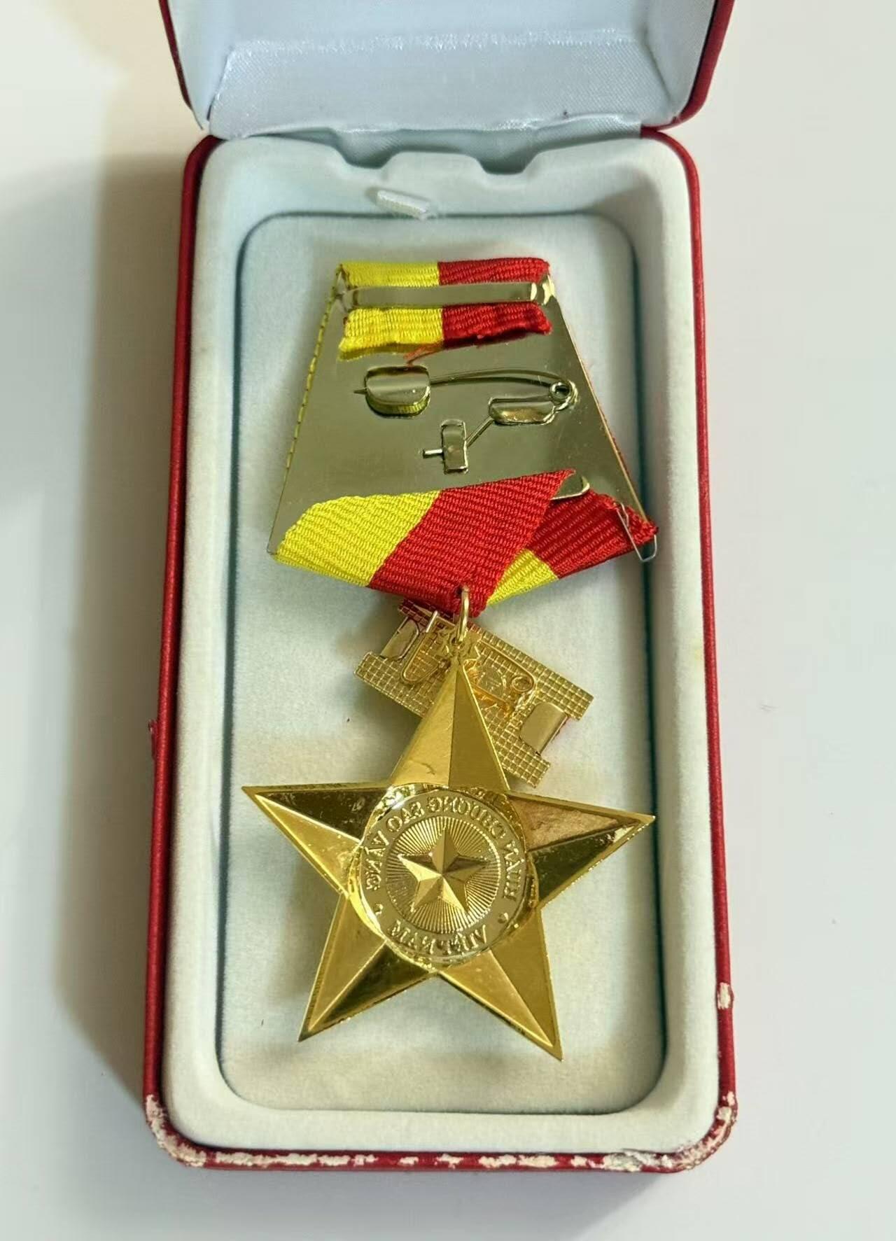 RimeNova韵星2025军品类夏季拍卖会-- RimeNova 2025 Summer Militaria Sale 越南金星勋章-原盒带略