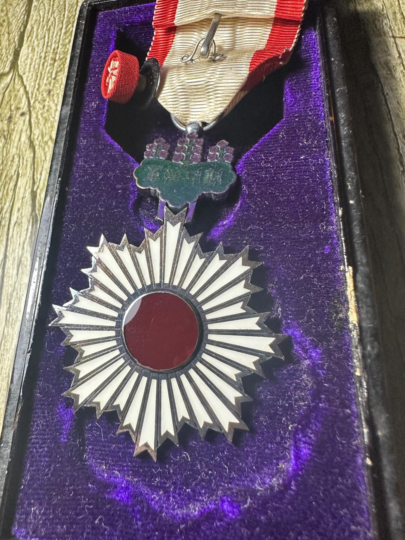 章，钱币 四等旭日小绶章，原盒带略，稀少早期盒