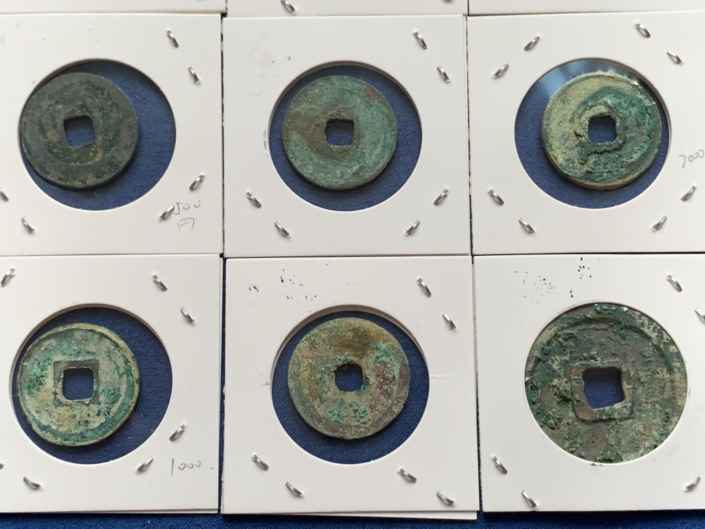 《竞宝斋》第408场 周日，周一，2场连拍 （全场包邮） 11枚一组 徽宗各年号崇宁、大观、宣和、圣宋，南宋绍定，乾道，乾元重宝、五代乾德等，日本藏家纸夹，传承有序，标了有六级  藏家严谨，收藏趣味和意义集聚 具体自行辨识