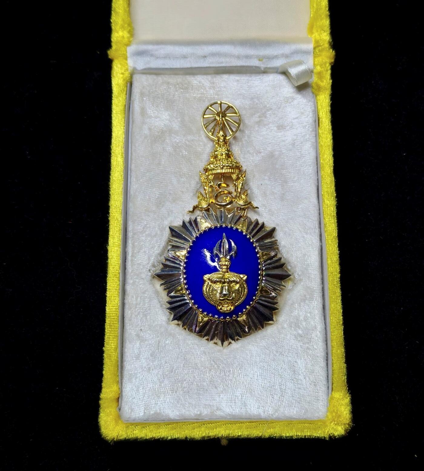 蜀地medal第10场精品专场拍卖 泰王国最高级的拉姆克拉蒂勋章 银制热珐琅 背后珐琅有破皮 授予时由国王直接颁发，全泰国截止目前仅有248枚，极为难得，四个等级，颈授是顶级 该章是国防部的R.eolp将军获得流出，授予他是因为在泰国青年国防事业上做出了巨大贡献
