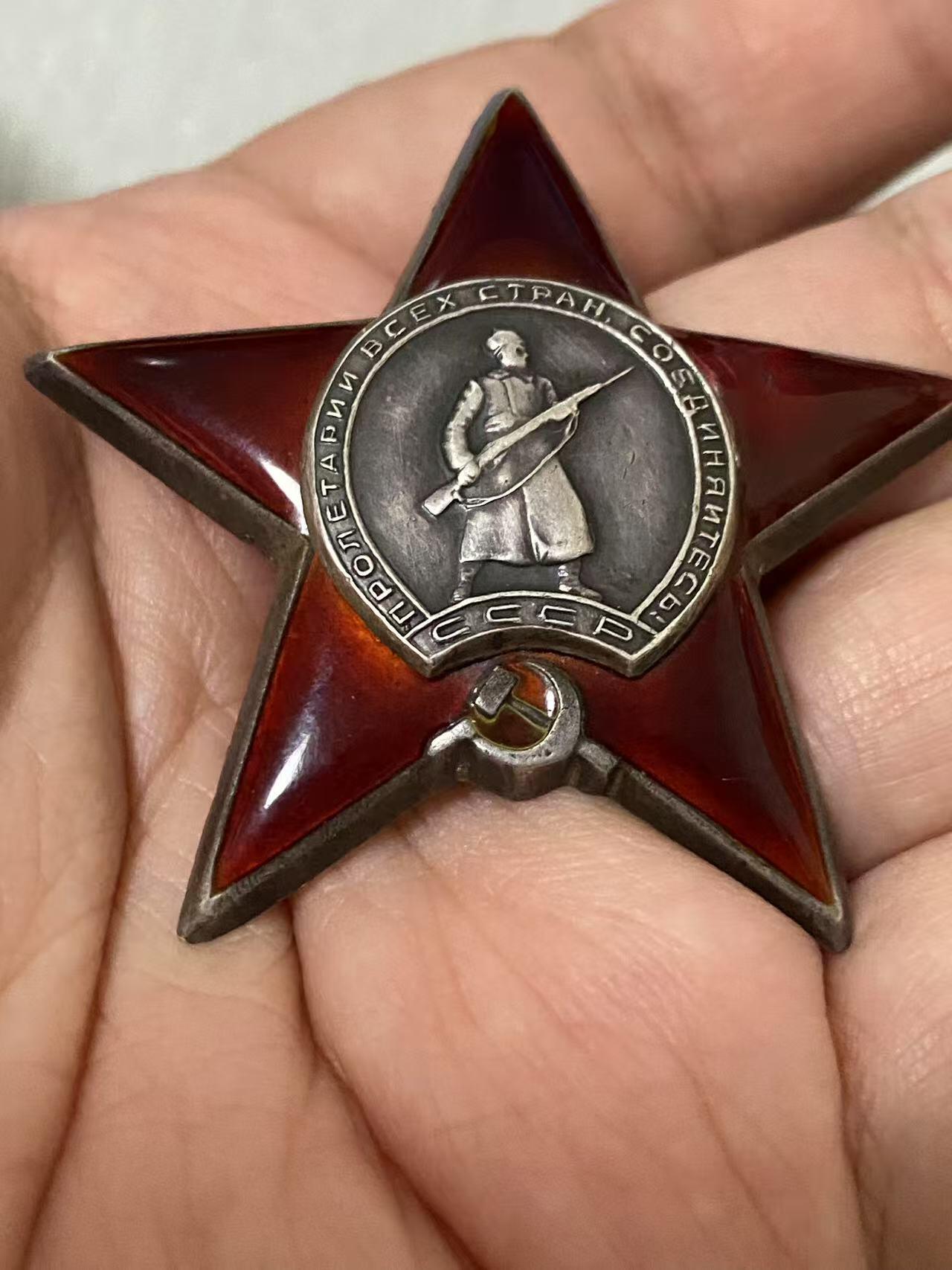 苏联勋章拍卖 8月6日结束 本次有抗美援朝苏联飞行员红旗 击落佩刀F86战机的红旗参拍 机不可失失不再来 找不到的加我qq或者微信都是184277308备注苏章拍卖。最好加微信群每次都会通知还有提前可以一口价的 最近会持续拍卖一些东西。