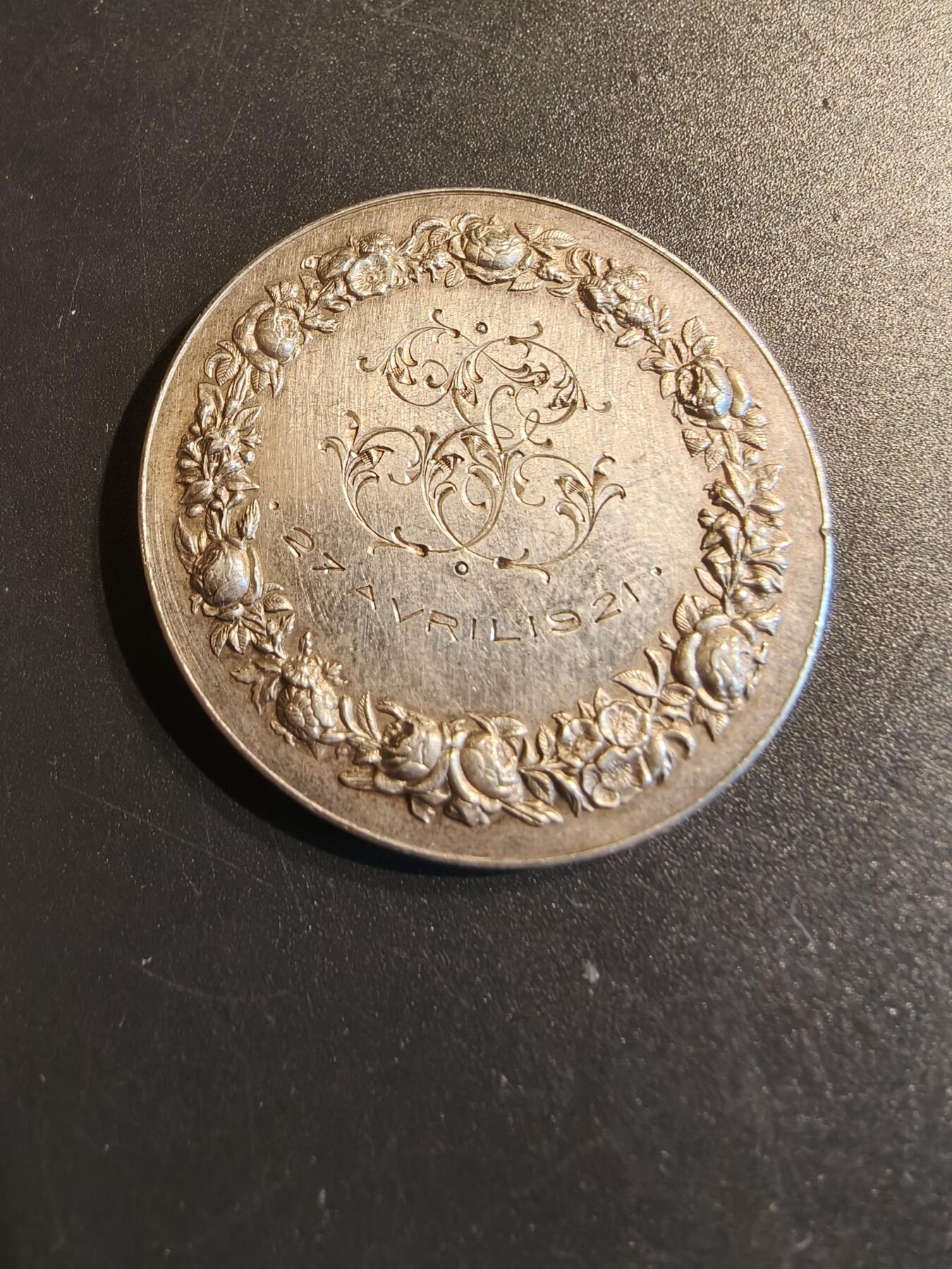 老王徽章第140期 法国婚章   原盒   少见1921年版    950银    直径39mm   重量27.1g      少见大尺寸！